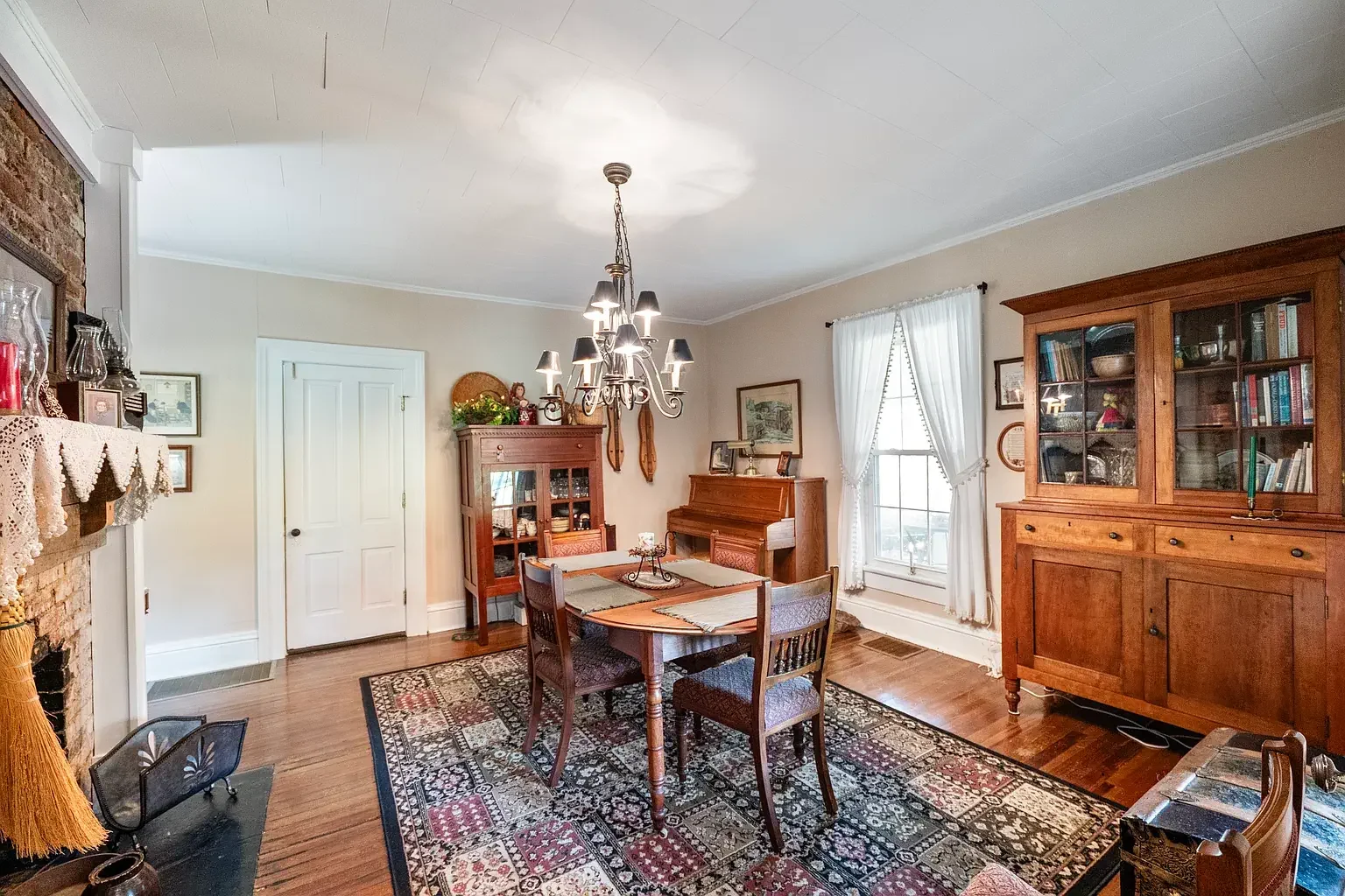 The Bowman House 1899 Farmhouse Abingdon Virginia - 20 - dining room.webp