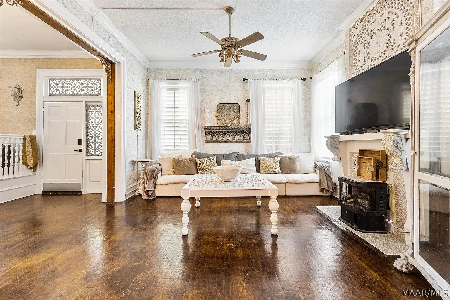 1925 Eclectic house Montgomery Alabama - 5 - living area.webp