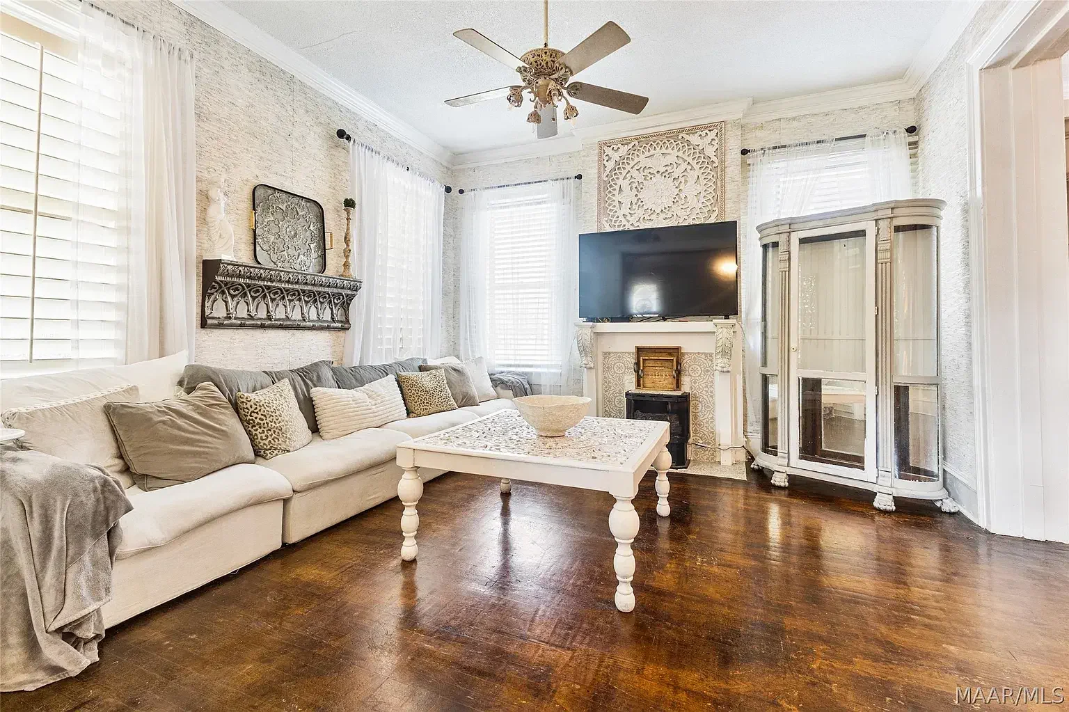 1925 Eclectic house Montgomery Alabama - 12 - living area.webp