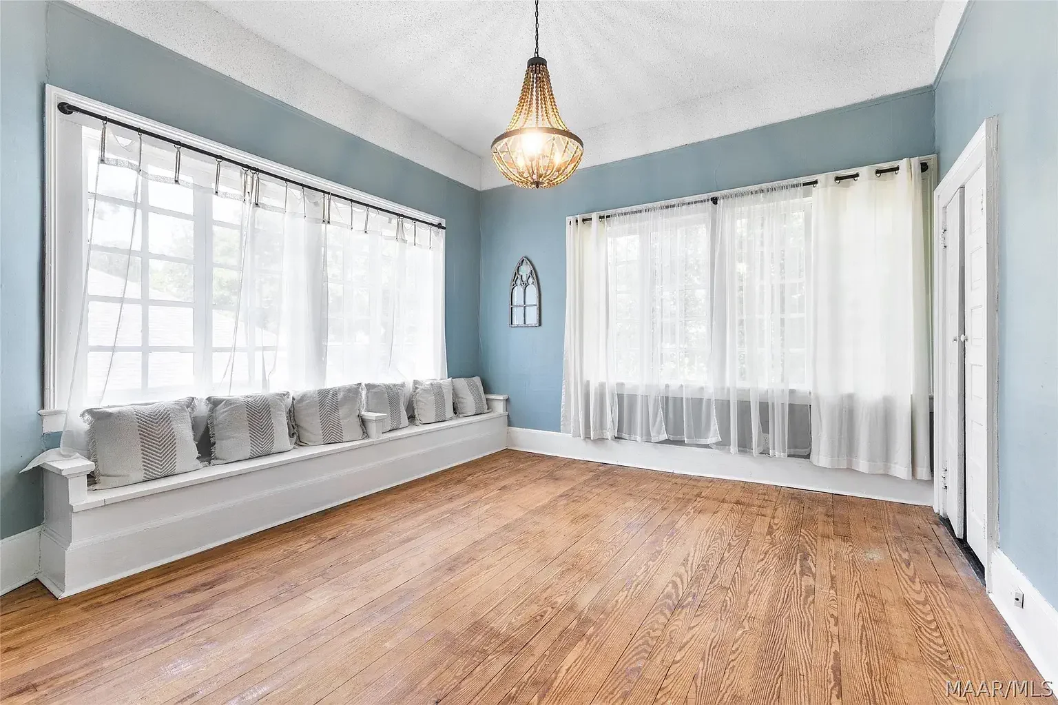 1925 Eclectic house Montgomery Alabama - 27 - relax room.webp