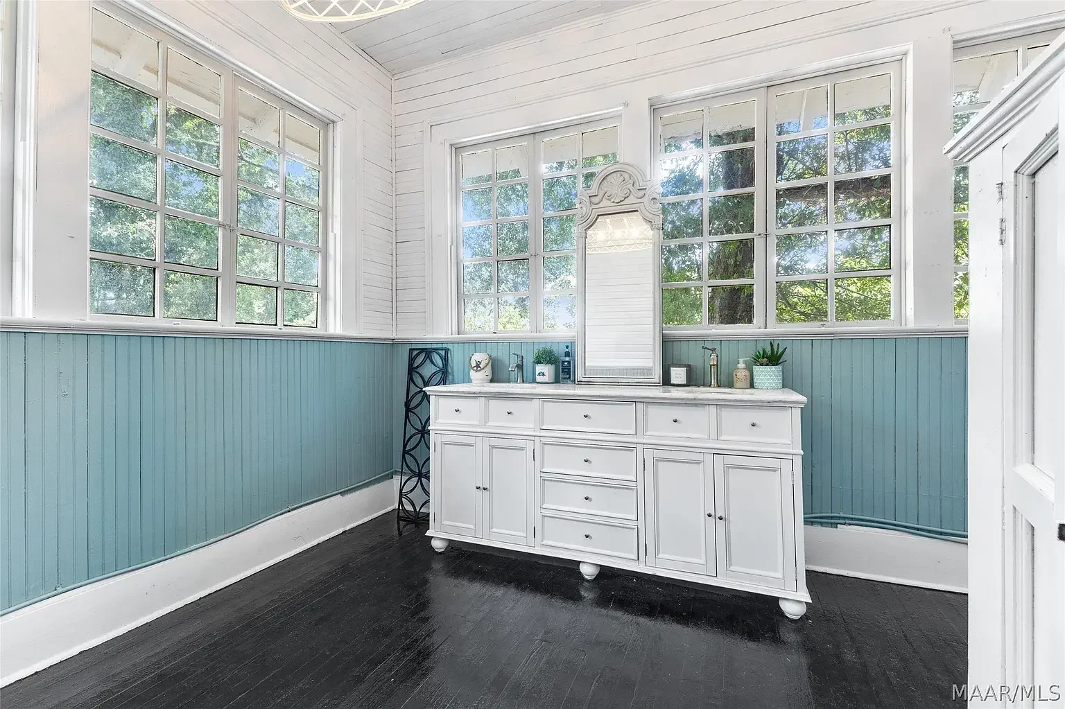 1925 Eclectic house Montgomery Alabama - 30 - bathroom.webp