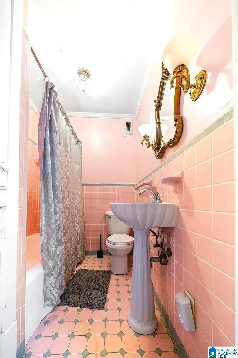 The Magnolia House 1913 Neoclassical Revival Sears Roebuck Home Ashland Alabama - 28 - bathroom.webp