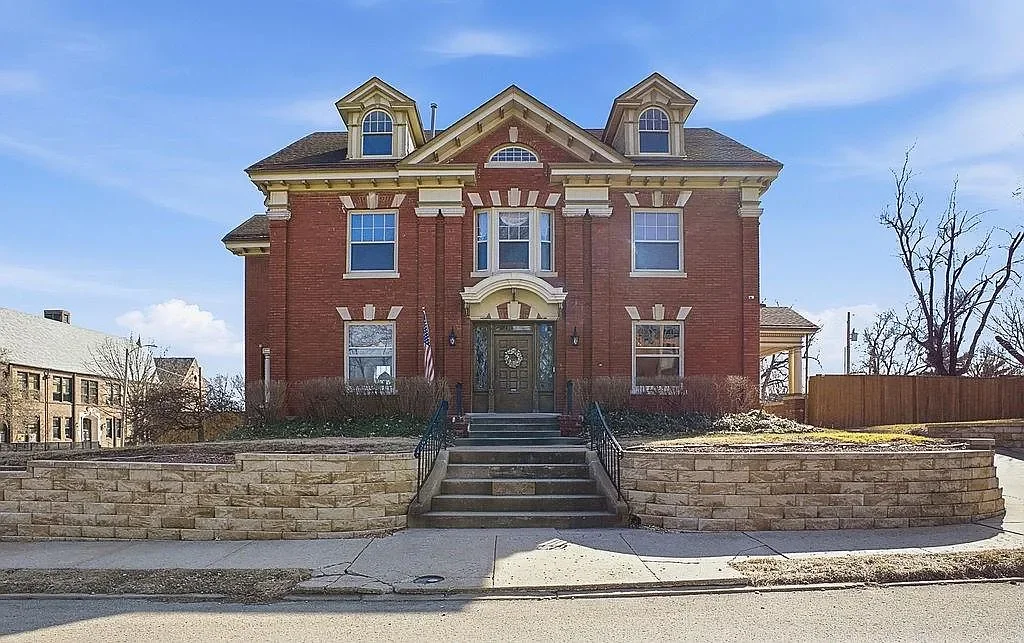 1893 Traditional house Saint Joseph Missouri - front view