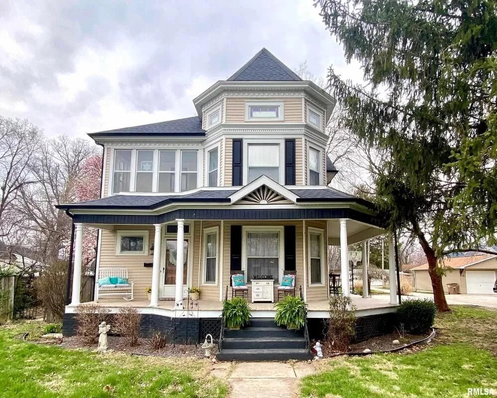 1851 Queen Anne house Auburn Illinois - main front view