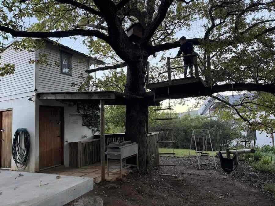 The Ou Skool accommodation in Robertson is a children’s paradise. On the other side of the playhouse is a platform built against a tree, accessible with a rope ladder.