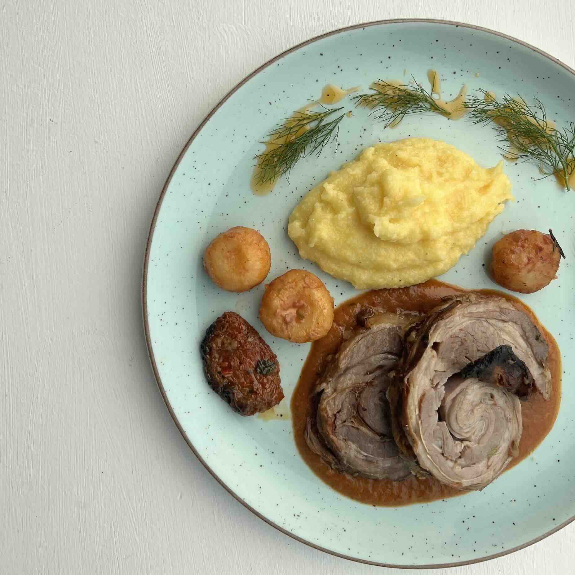Slow-roast Leg of Lamb with Polenta, white chestnutes, sundried tomatoes and dill