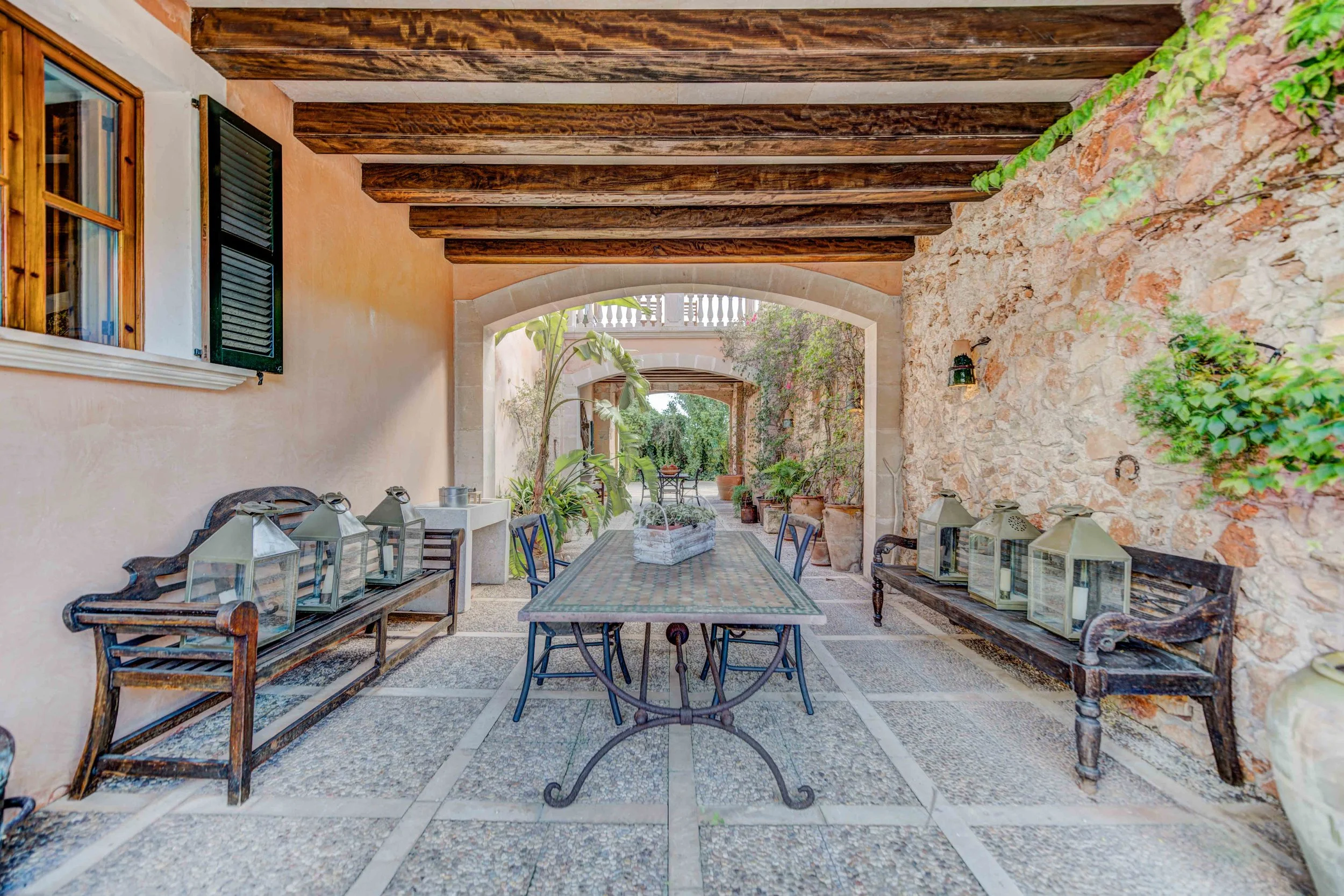PATIO ARCOS.jpg