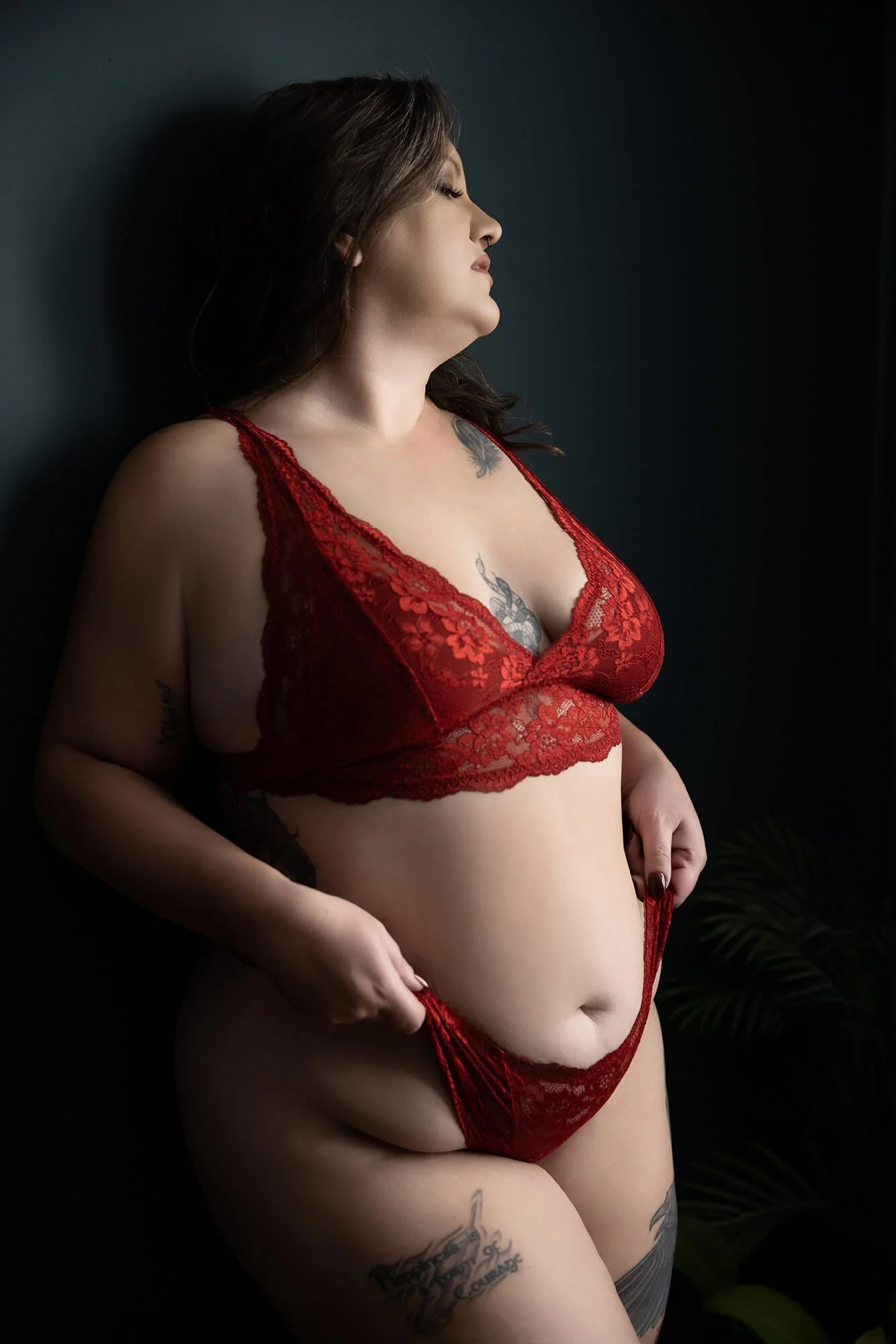 curvy woman boudoir photo at the adore girls in nashville tn