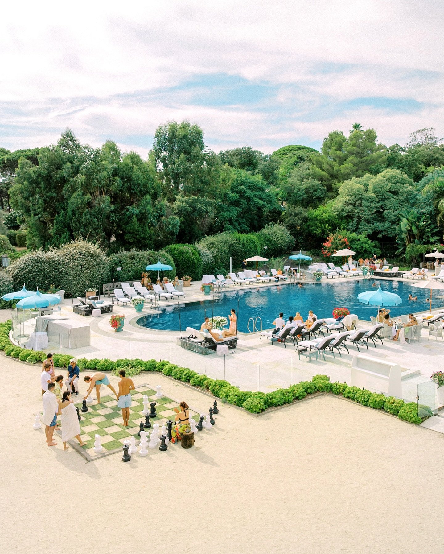 Summer vibes in Saint-Tropez 
 A dreamy post-wedding day, beautifully planned by @mitheoevents , where lazy poolside afternoons come to life with laughter, refreshing cocktails, delicious food, and pure relaxation.
Excited to return to this stunning 