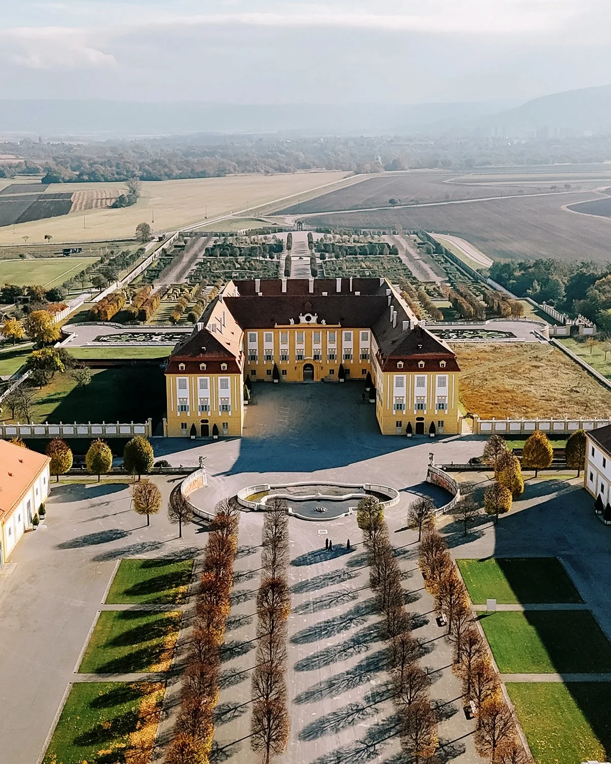 We have long abandoned the idea of royalty, but never quite it&rsquo;s romance. Strange how we reject the crown, yet remain so enchanted by its shadow&hellip; 

Pictures from the first wedding business club class by @elicardich @weddingbusinessclub.o