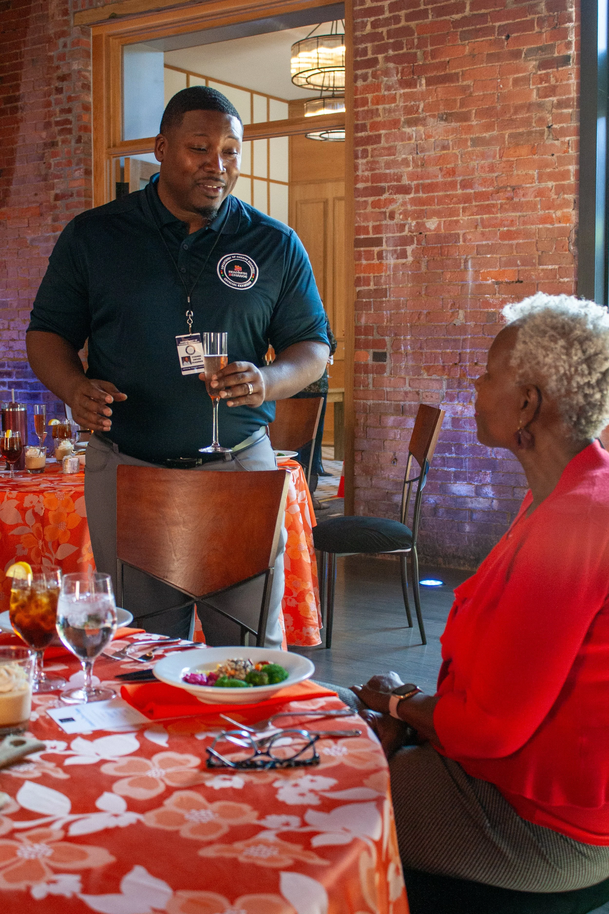 Event guests chat as they enjoy their alcohol-free beverage at a daytime business presentation lunch in Columbus, Ohio.