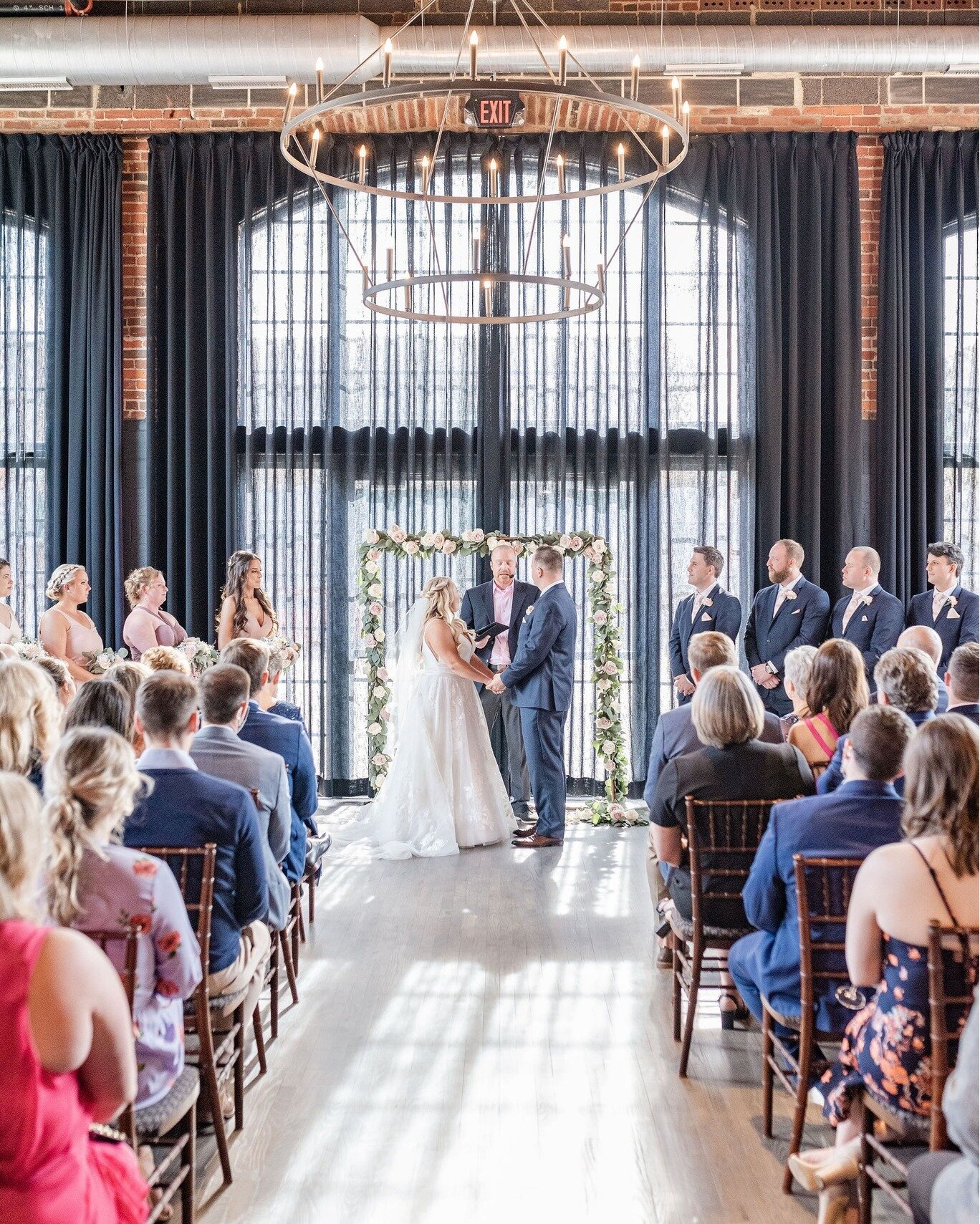 We love our moody High Line moments... but there's something just so soft and dreamy about bright sunshine filtering through the windows. 🥰 

Photography by @stephanielynnkase 
Florals by @flowermanflowers 

Image descriptions:
Image one: A bride an