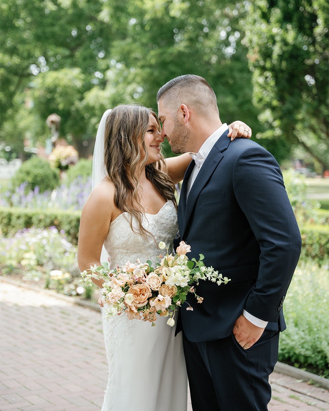 Winter blues got you down? These High Line couples' summer wedding portraits will lift your spirits! ☀️

We don't know about you, but the lush surroundings and charming architecture of historic German Village provide the perfect summer setting for we