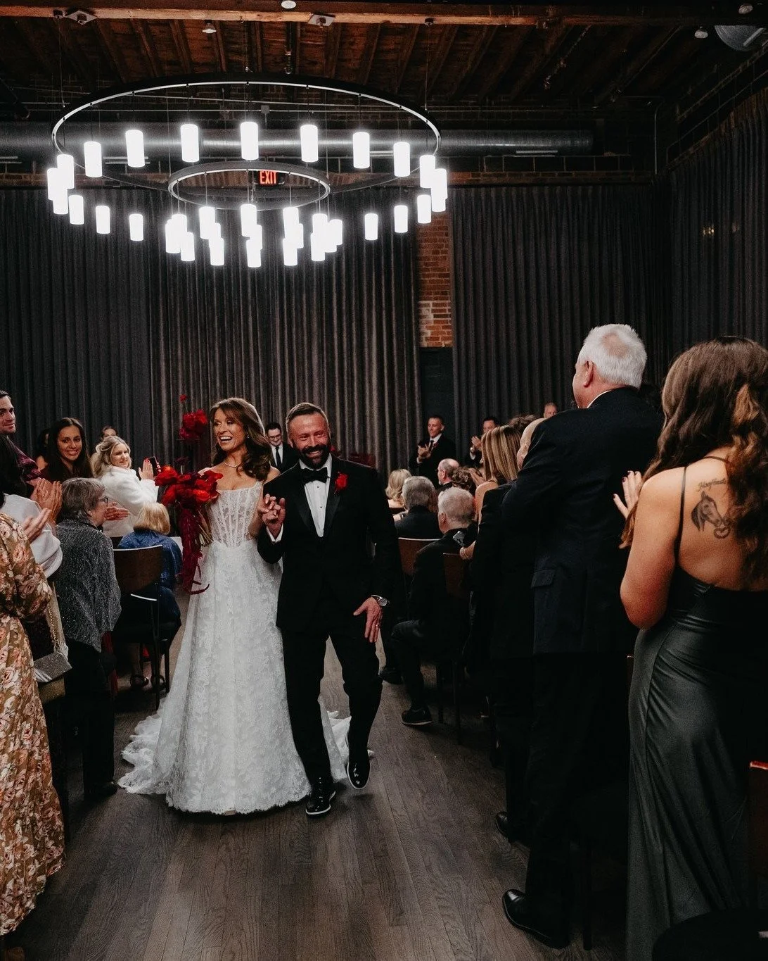 The cheer in the air this holiday takes us back to Krista &amp; Tony's celebration with us earlier this month - they started out with photos at @thejuntohotel Santa Baby Holiday Bar, and then headed to High Line where they were greeted with a cozy an