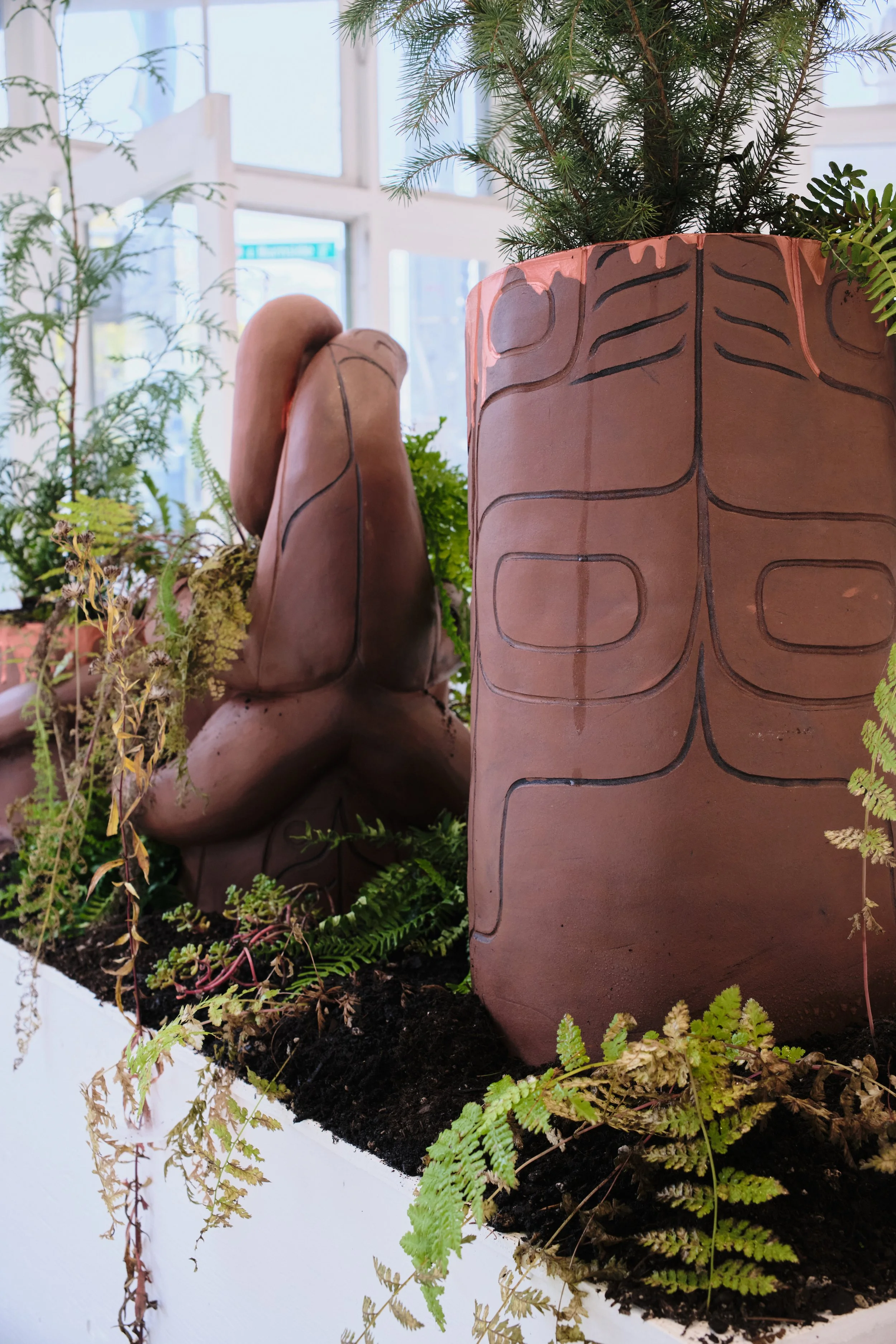 dlagáng / jaagúuhl / k’wíi / xíl kuyáas / xiláay / xíinanggaang / giid hlíing
(to hold, to carry / to fall in love / soil / plant / blossom / one’s own life / roots), detail