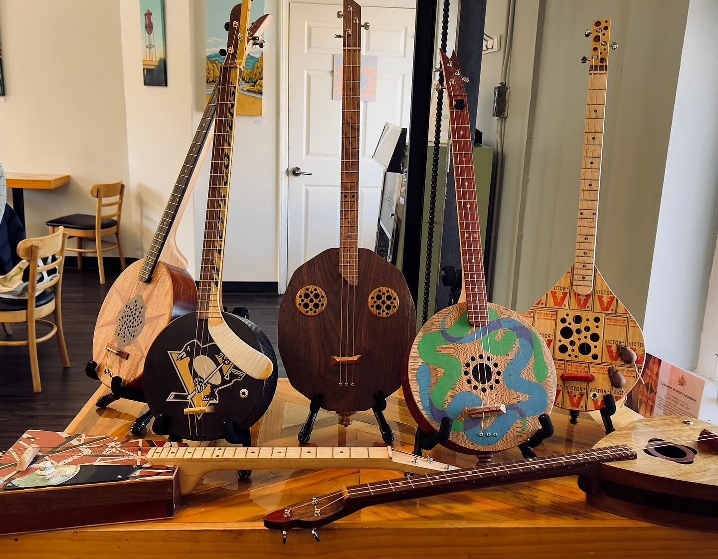 Maker&rsquo;s Monday @caminobakery Brookstown. Until 1:00. #threestringguitar #makers #coffeebreak