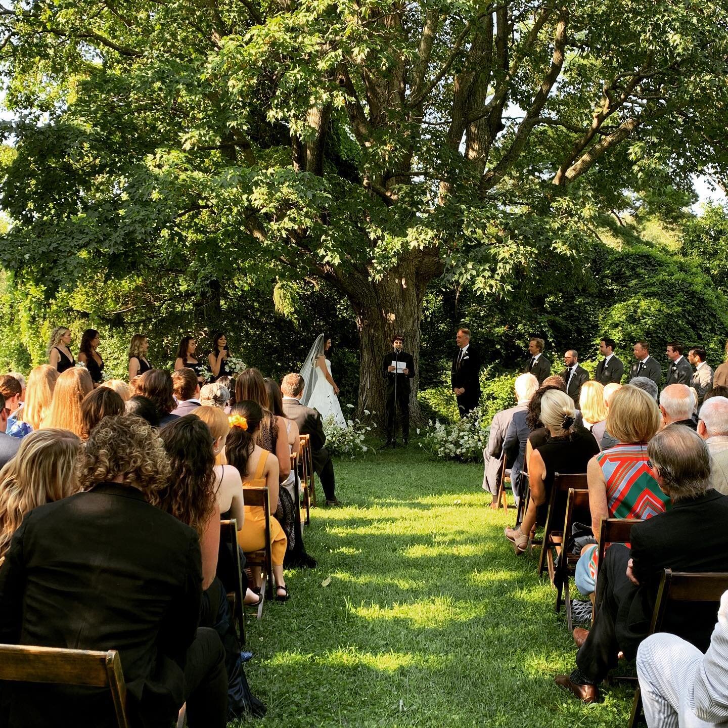 A sweet ceremony under the big Oak tree. ❤️ #hudsonvalleyweddings #bestofwestchester #bestoftheknot #outdoorceremony #outdoorwedding #rusticwedding #nywedding @groundedny @stregaflora