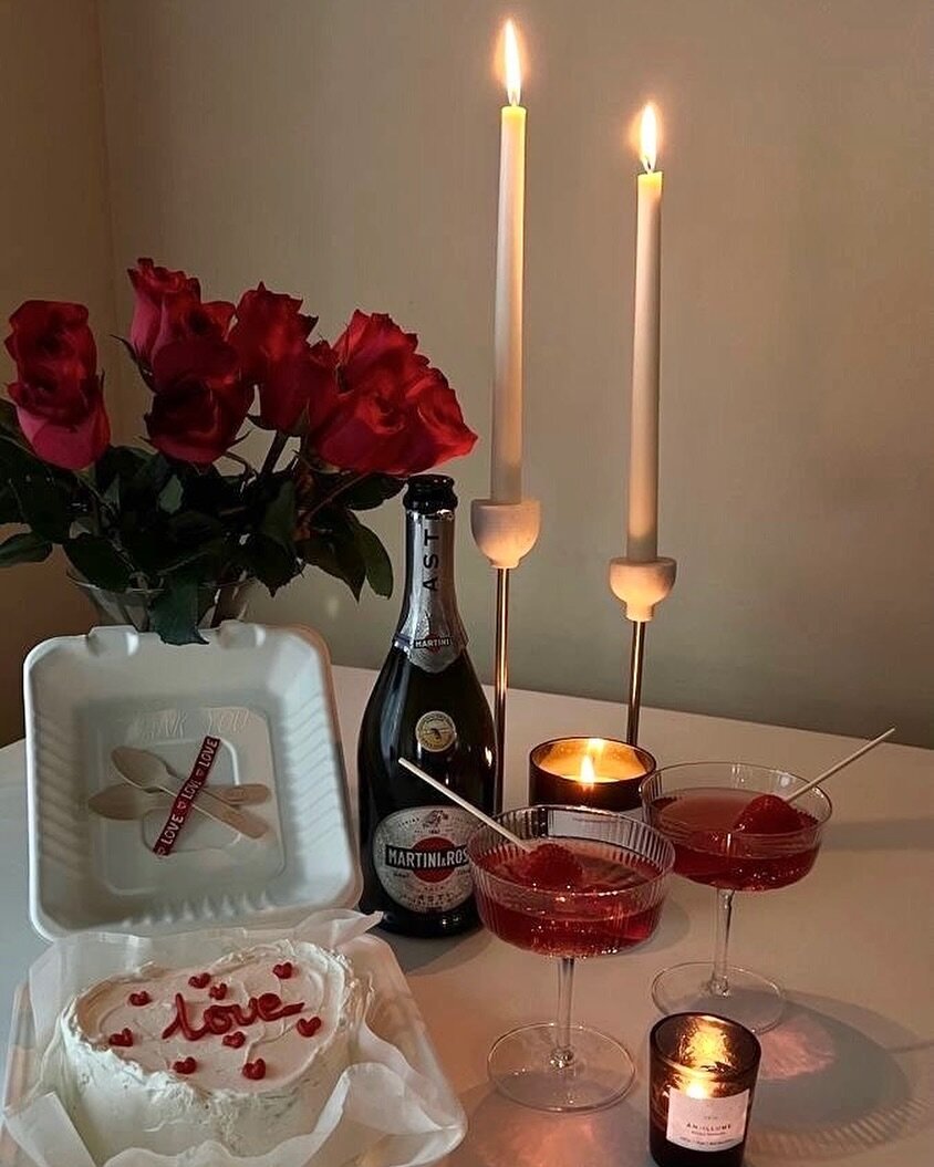 Love day mood on &ndash; candles, cake and cocktails ❤️&zwj;🔥 

picture by amorosawt on pinterest