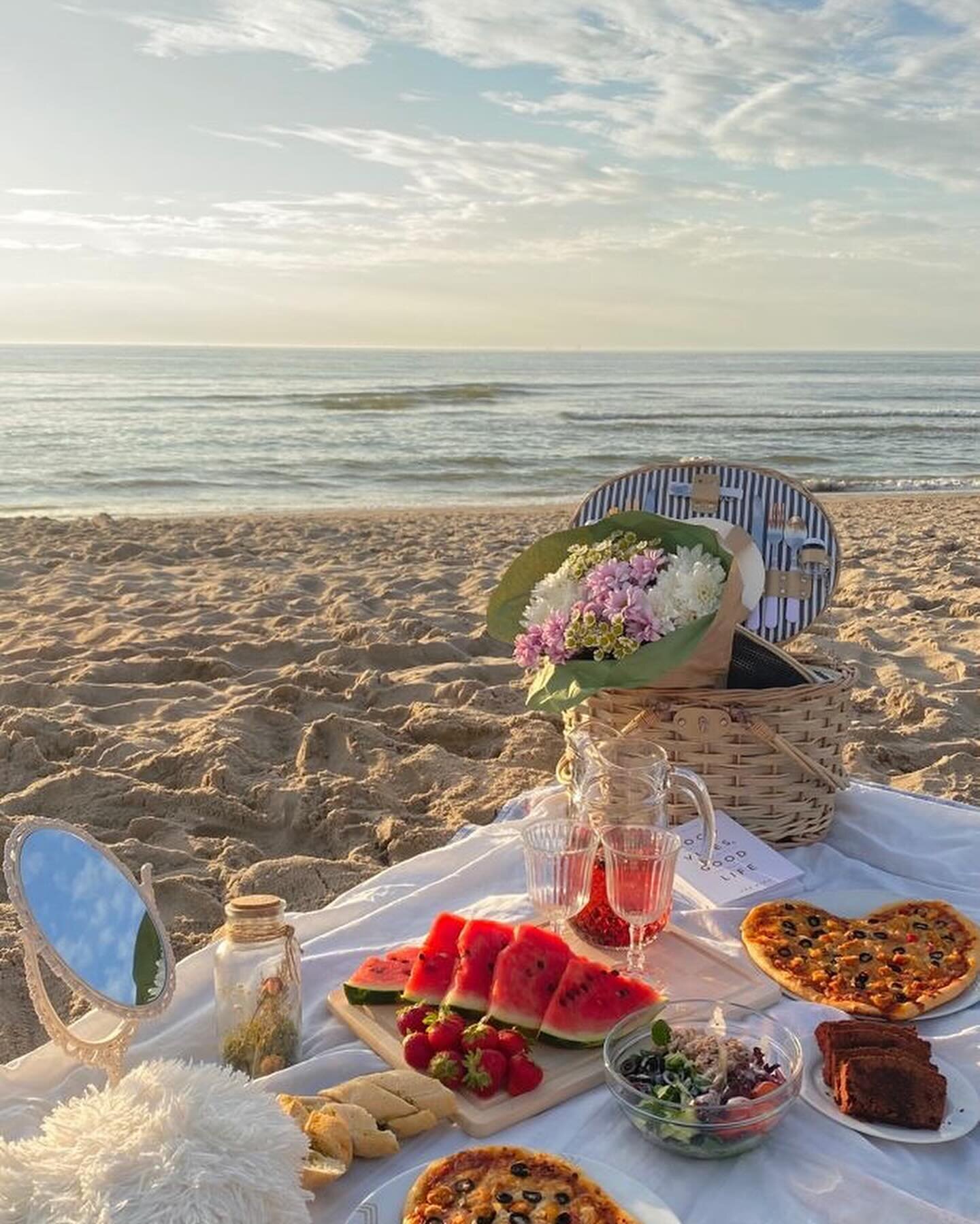 Missing summer yet? Get ready to enjoy it all year round ☀️ Straight from our pinterest mood board, here's a sneak peek of the inspiration for our new 'Eternal Summer' collection. 🍹 Coming on 29.03 

credits on pinterest: xmzia_ | its_katiii | kyara