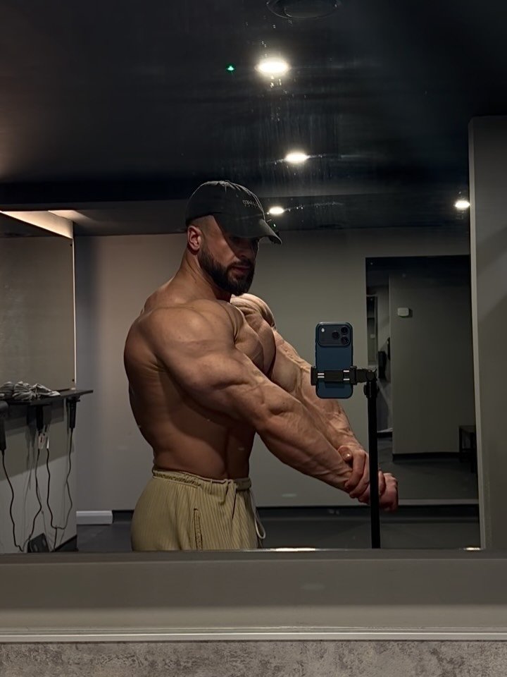 A day down south at the @official_snhub filming for this month&rsquo;s YouTube.

An epic pull session went down, caught up with the SN team , did a little posing and drove a lot 😅 

Thank you @jodimakmedia as always, your the best 💙