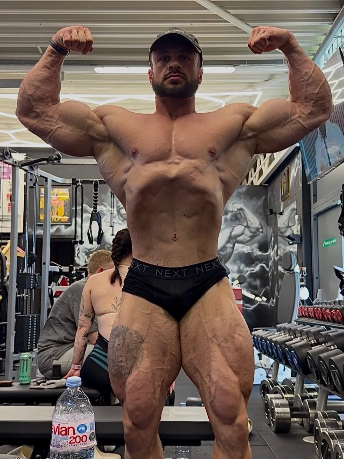 Pre legs pose, the goal for the season was to beat last years look, we&rsquo;ve done that so the goal just got bigger 😎

@nitrogym_mk thank you for having me again 💙❤️