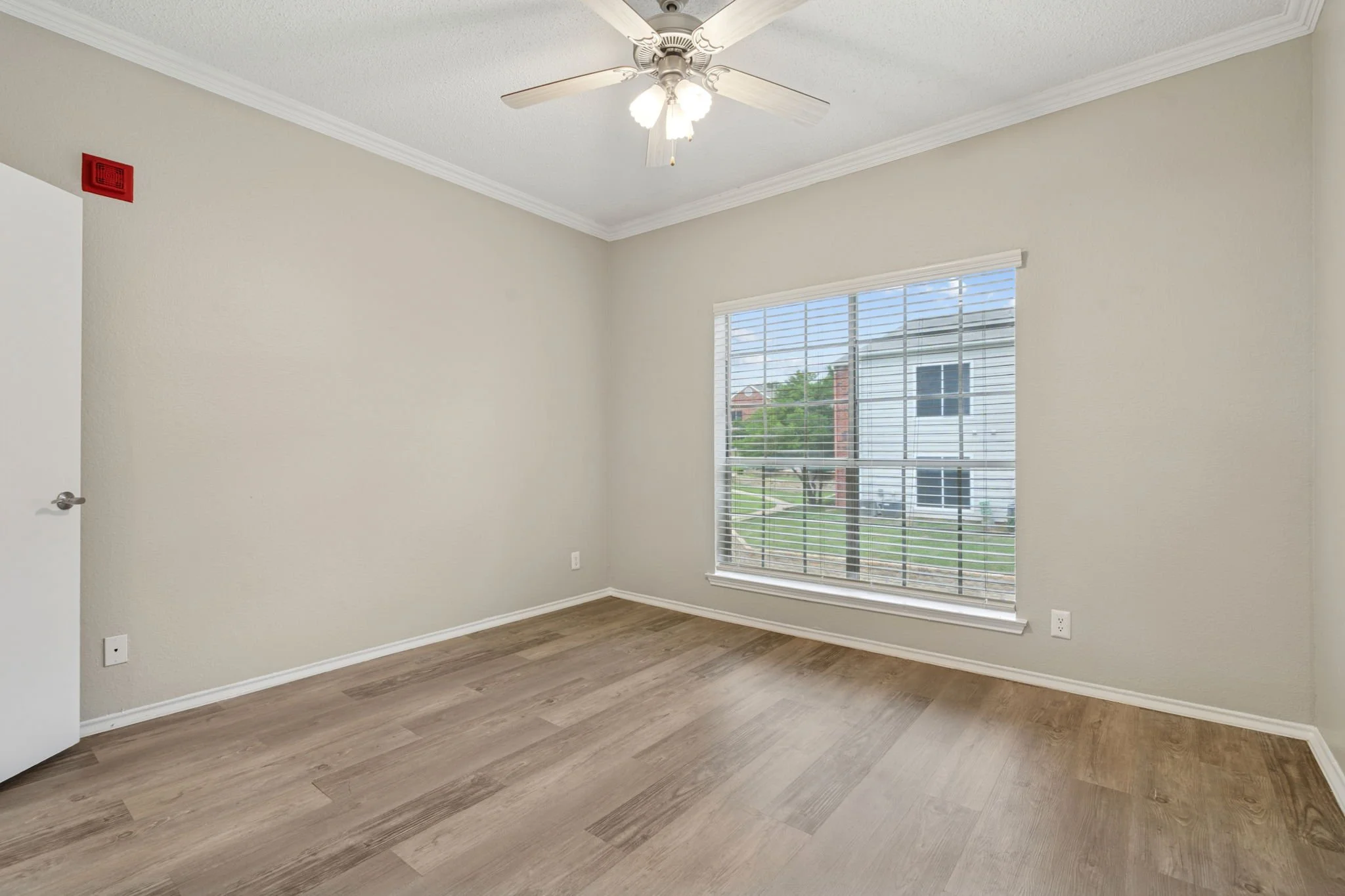 28-web-or-mls-70001 Silber Rd-28.jpg