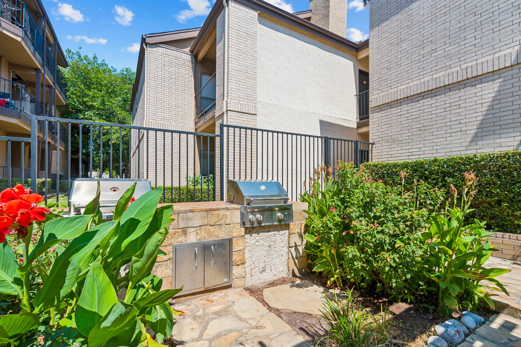 24-web-or-mls-1290 Hidden Ridge-24.jpg