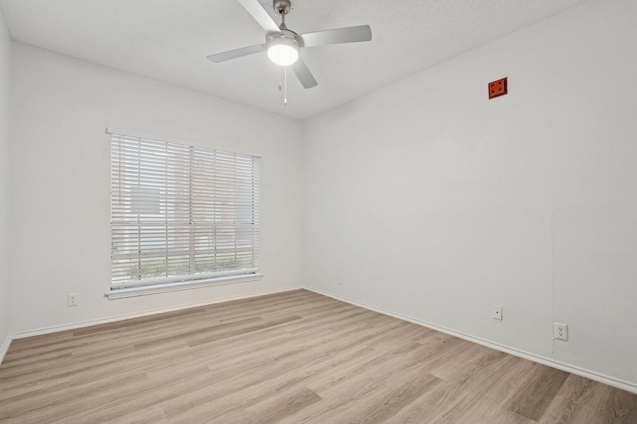 17-web-or-mls-70001 Silber Rd-17.jpg