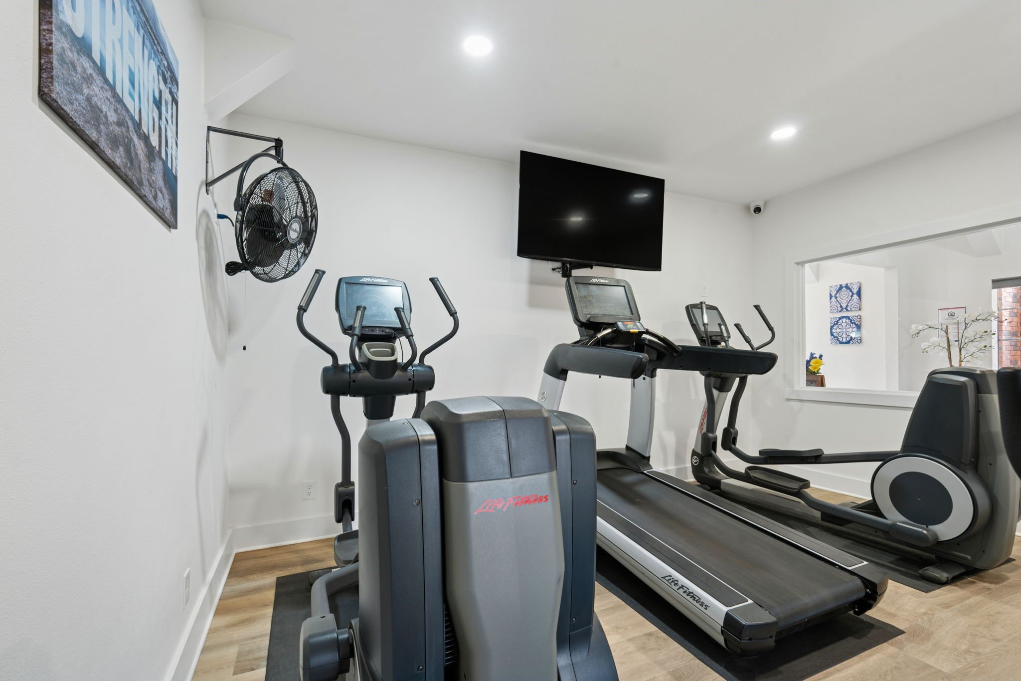 8-web-or-mls-70001 Silber Rd-8.jpg