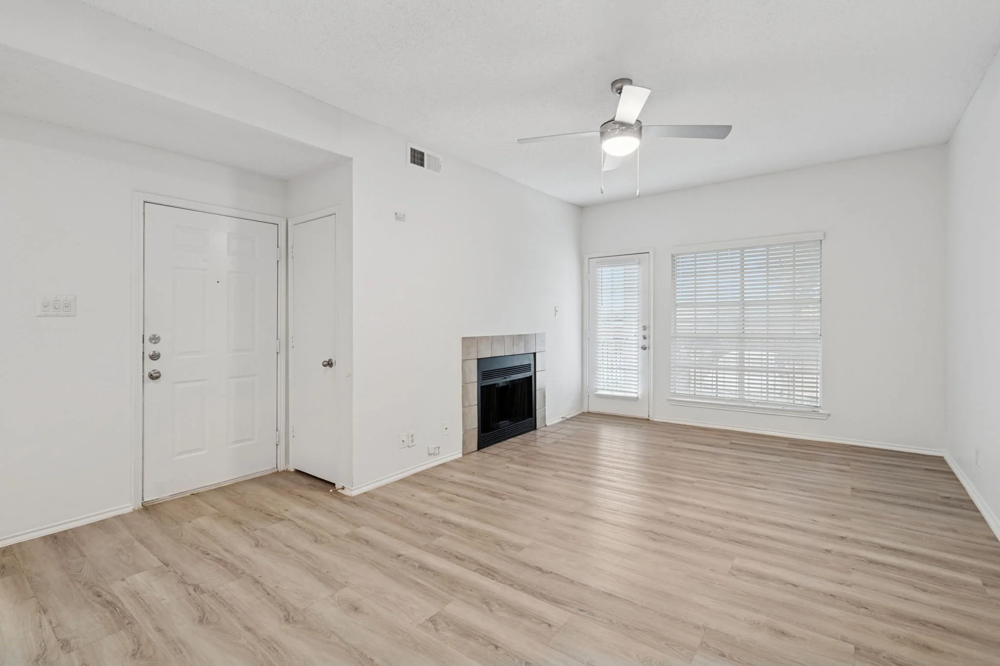 15-web-or-mls-70001 Silber Rd-15.jpg