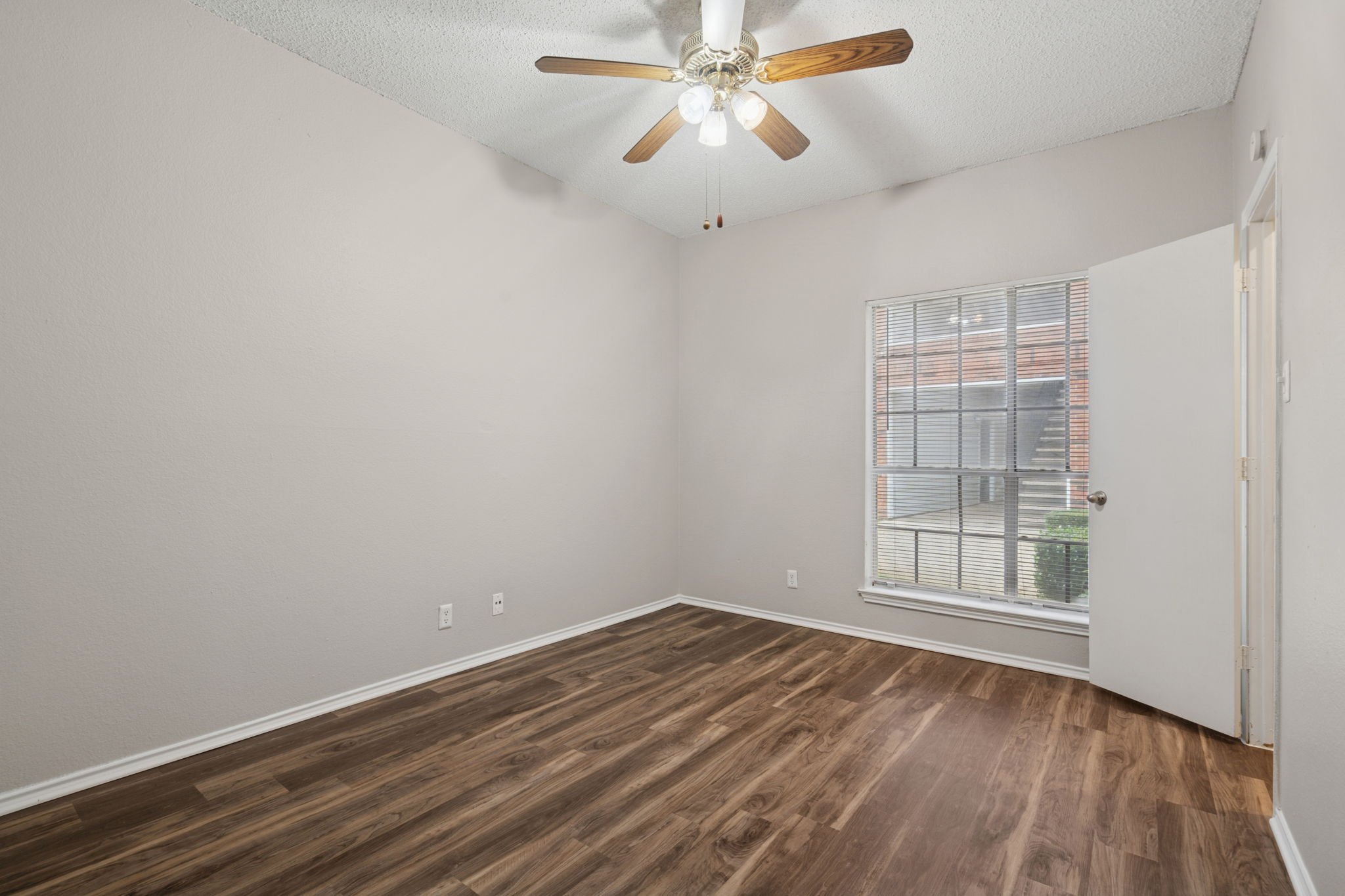 35-web-or-mls-70001 Silber Rd-35.jpg