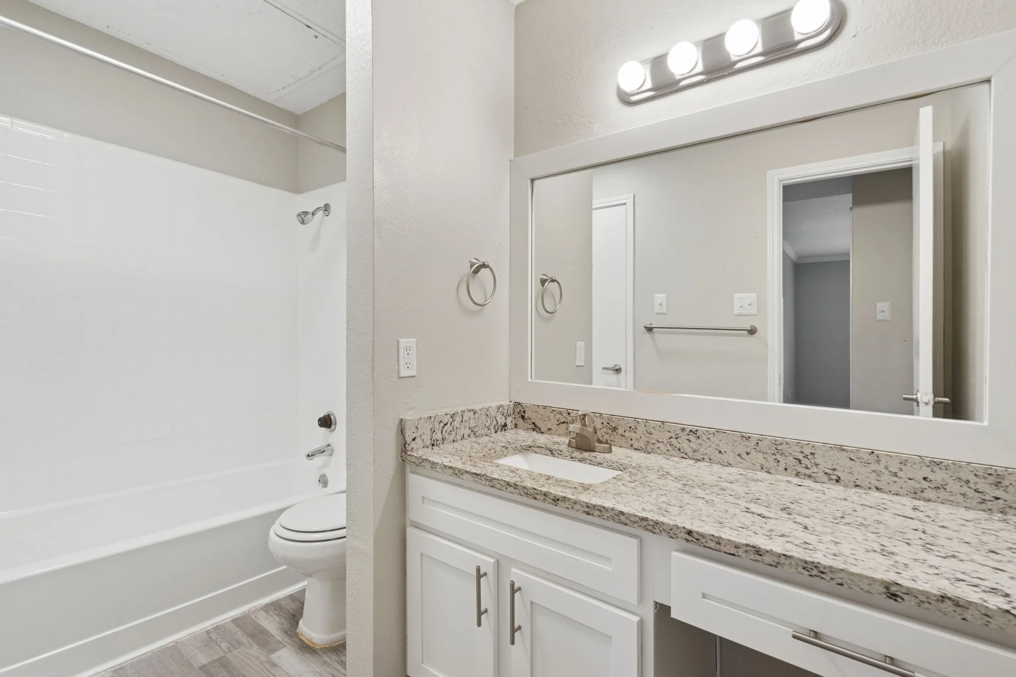 41-web-or-mls-70001 Silber Rd-41.jpg