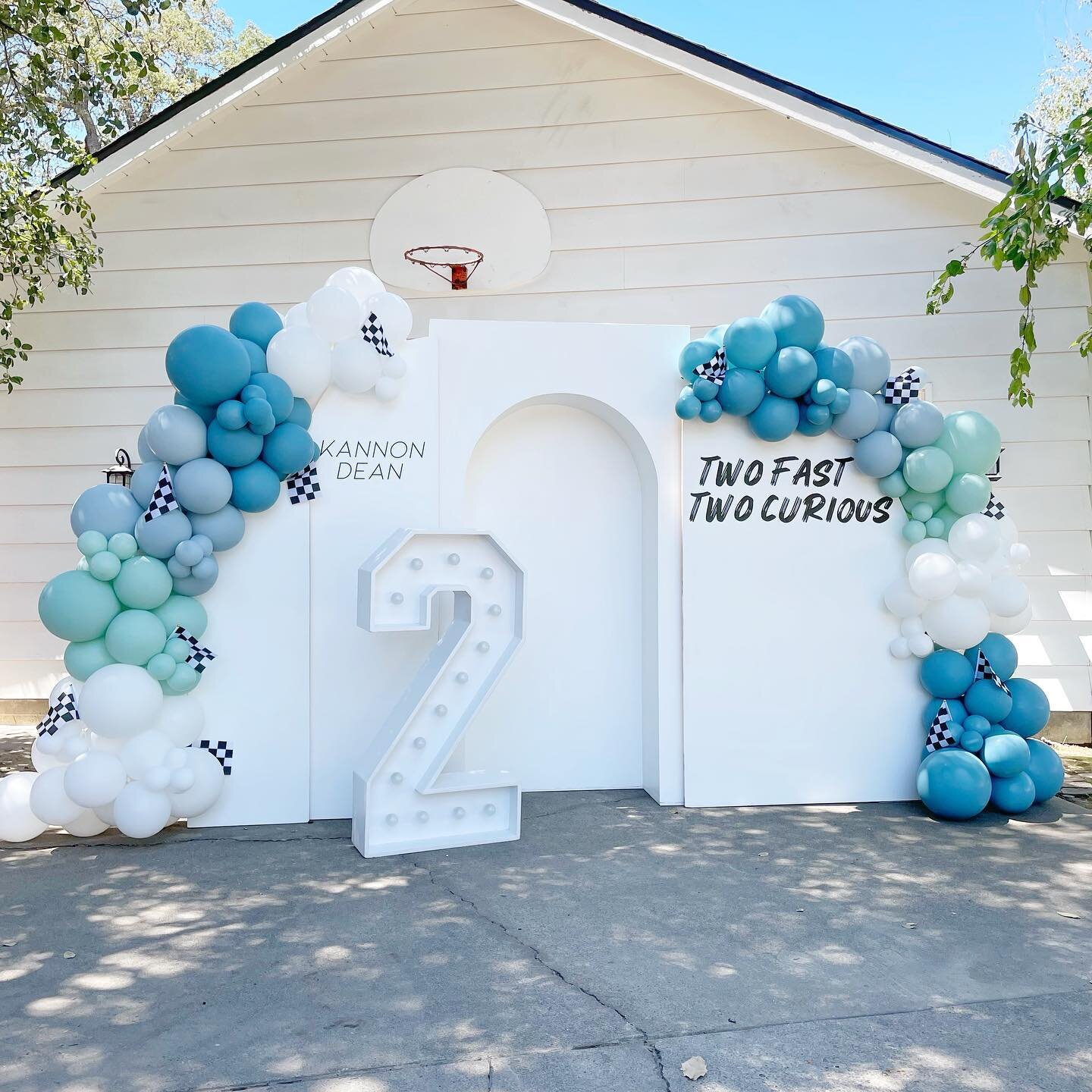 Two fast, too curious! 

The cutest backdrop and bounce house for a car loving two year old. 

I have a feeling this is going to a popular theme this year! 🏁🚘
 
Backdrop recreated from an adorable look by @floatsocal.