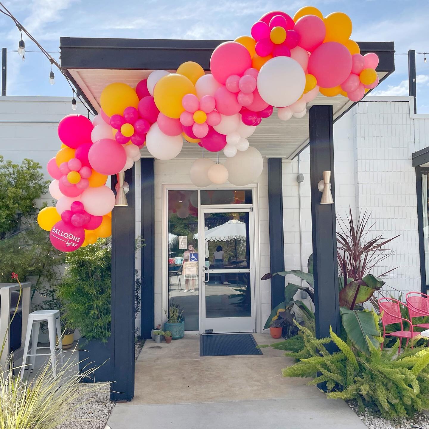 We loved bringing a pop of spring to @shangrilafairoaks! Do you see our little Daisies hidden in there? 

@themarketshangrila is such an incredible event bringing together a powerhouse group of makers and artisans. We love every time we get to  a par