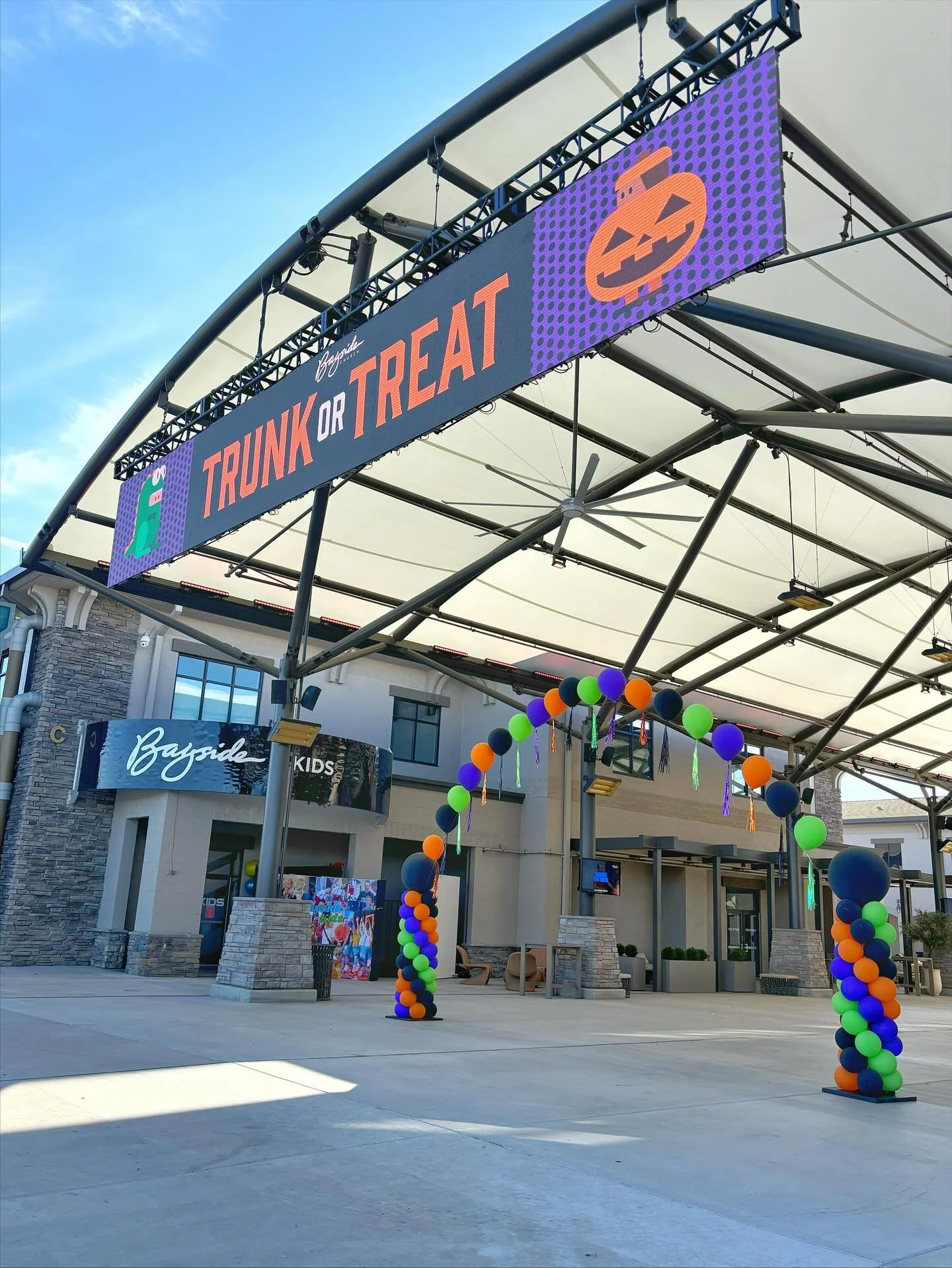 Hey boo! π» 
Rain is in the forecast Friday which means we are tiptoeing our way to fall quicker than you know it. 
Want to take your fall or Halloween event to the next level? Hire F&F to bring all the fun, festive balloon decor!
October is a