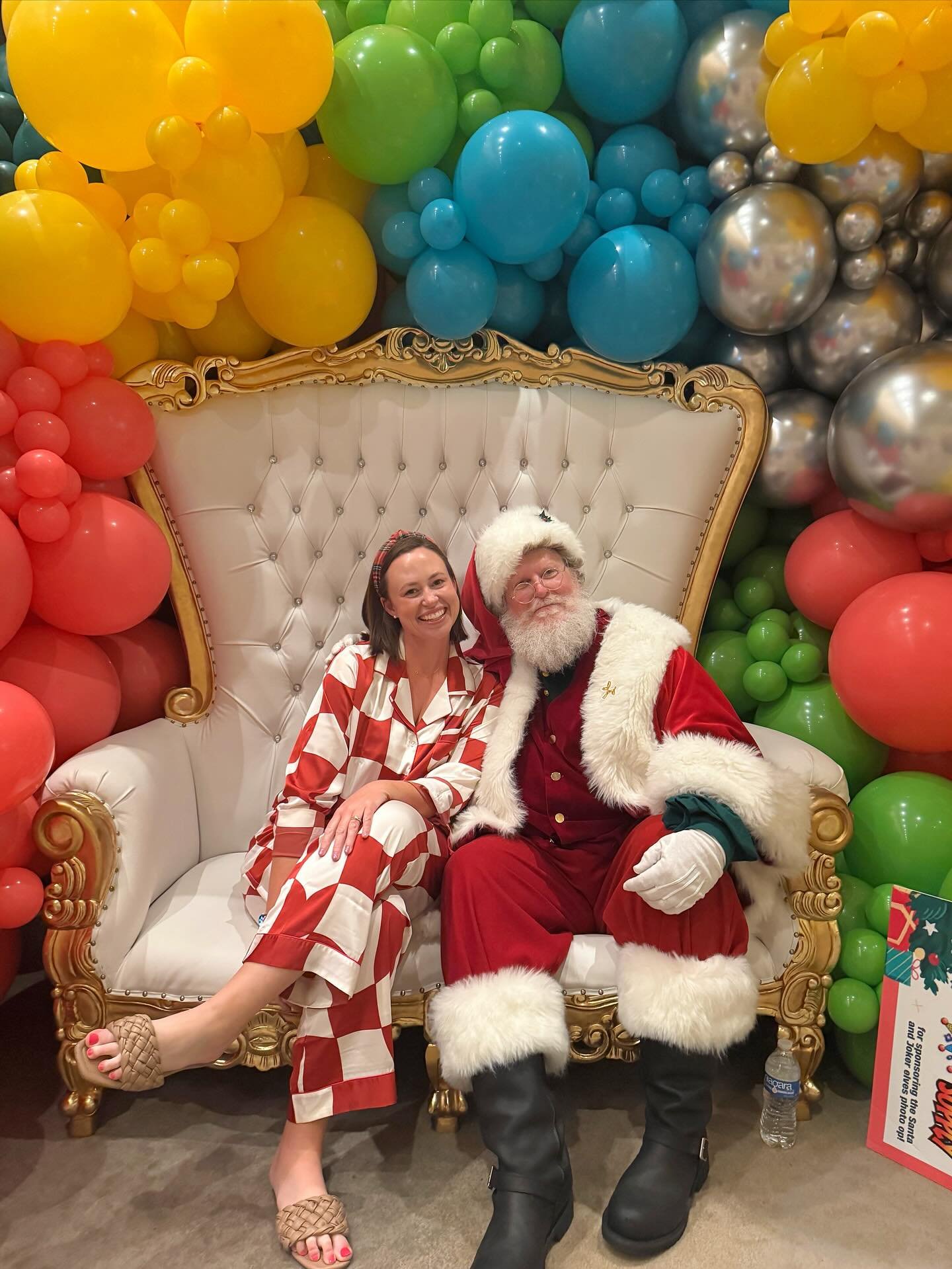 You want to bring a holiday party to life? Just add balloons!

This incredible install, led by @confetticastle and members of the @tuftexballoons team, transformed a hotel ballroom into a balloon Christmas wonderland&hellip;complete with Santa Claus!
