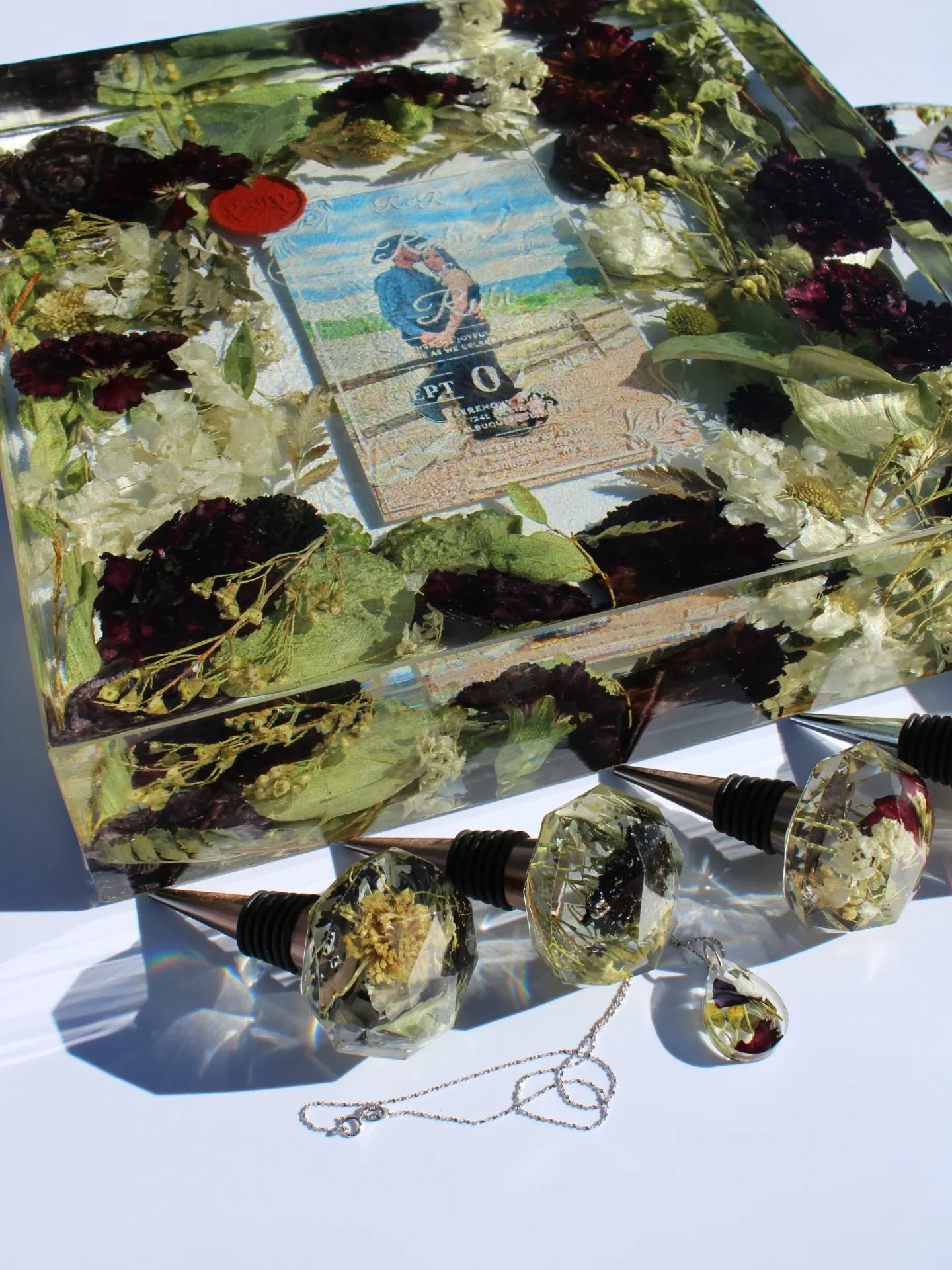 A bouquet transformed into timeless pieces. ✨
Ring holder. Wine stoppers. Jewelry. Keepsake block.

Turn your bouquet into pieces you can keep and use every day.

Visit our website. Link in bio.

#preservedflowers #weddingbouquet #bouquetpreservation