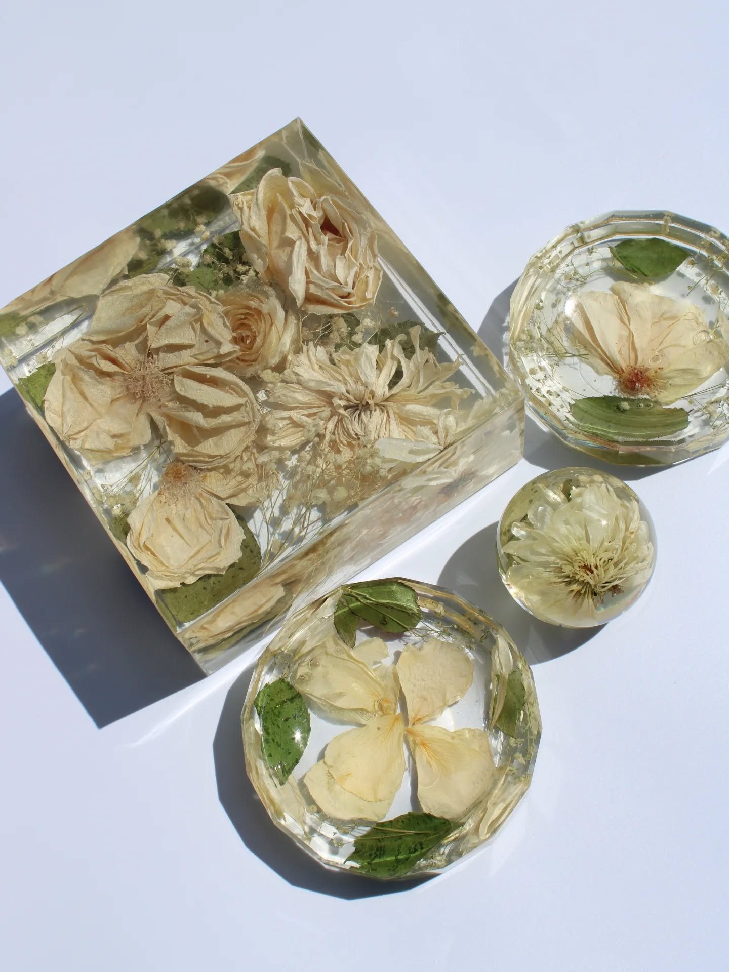 If you could keep your wedding flowers in more than one form&hellip; this is how it looks.

Savannah &amp; Derrick&rsquo;s set includes a 6-inch square block, trinket dish, and sphere.

Not just one keepsake but a full collection you can actually use
