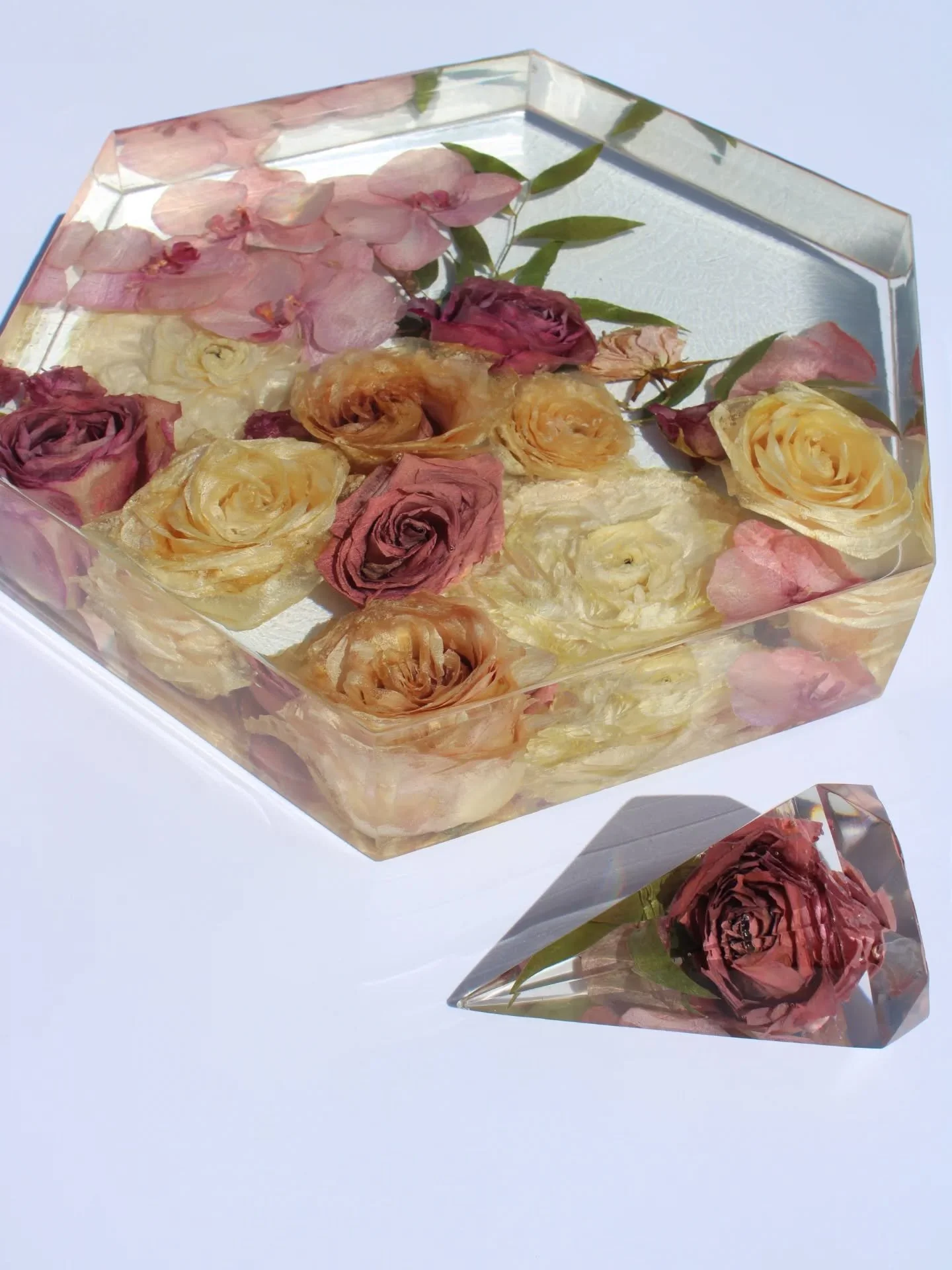 Nicole's collection 🩷

Take a look at more finished keepsakes and how it works&ndash; link in bio.

#flowerpreservation #weddingbouquet #preservedflowers #resinkeepsake #designsbymaha