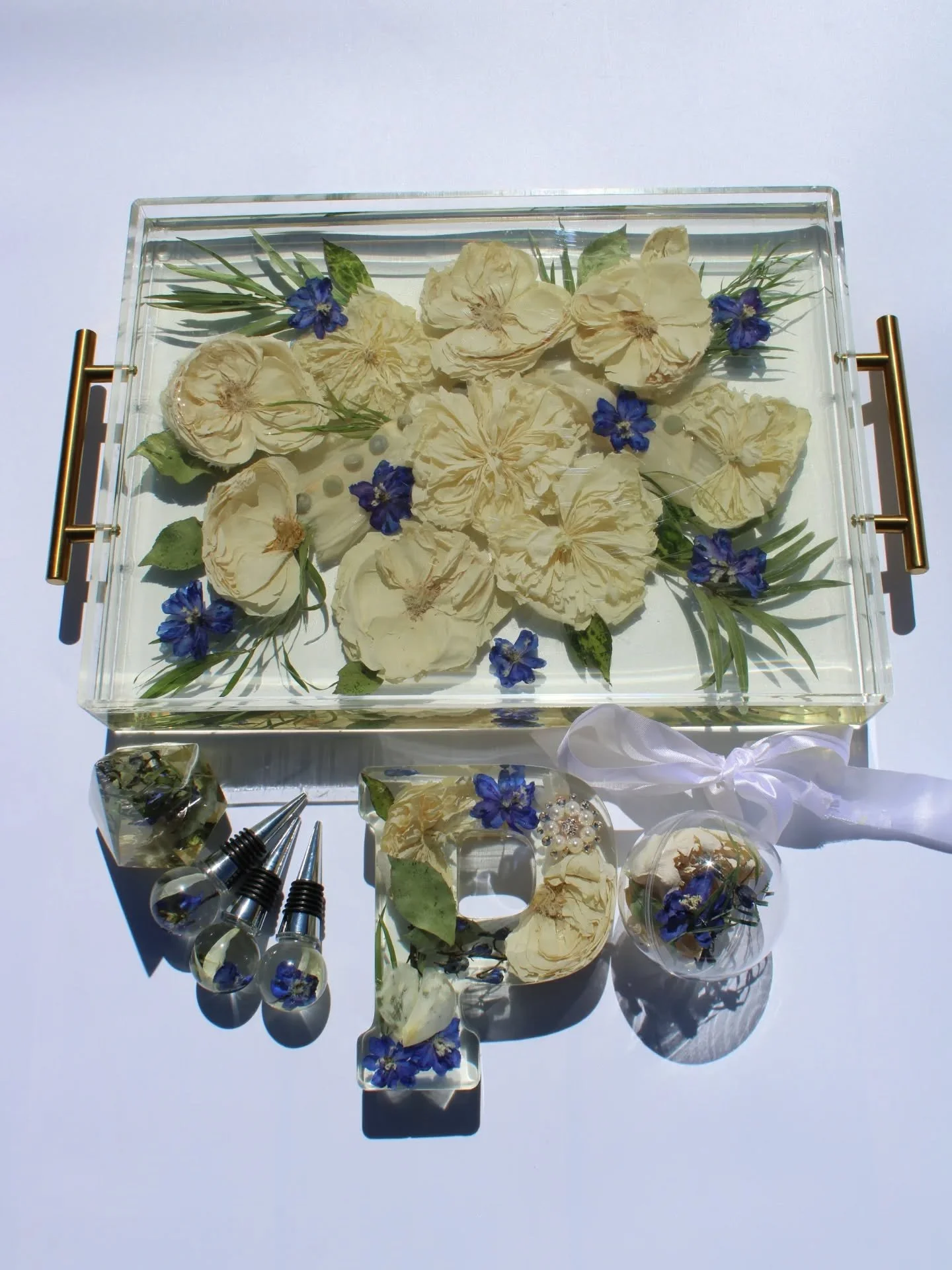 Susie's collection 💙
A beautiful reminder of a special day.

View available keepsake options throigh the link in bio.

#flowerpreservation #weddingkeepsake #resinart #weddingbouquet #designsbymaha