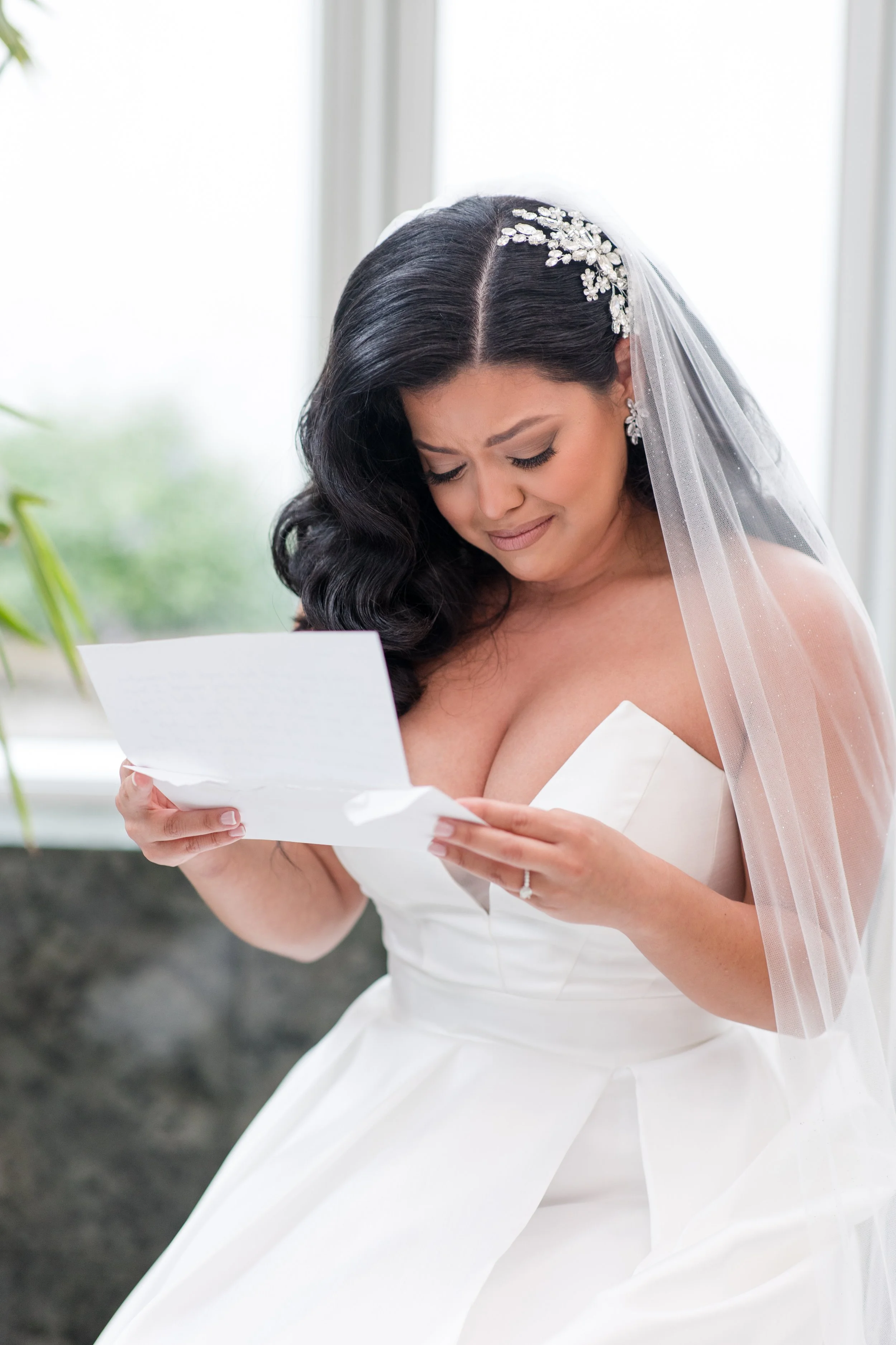 Bride reading letter photo by Jessica Anne Photography, New Jersey Wedding photographer