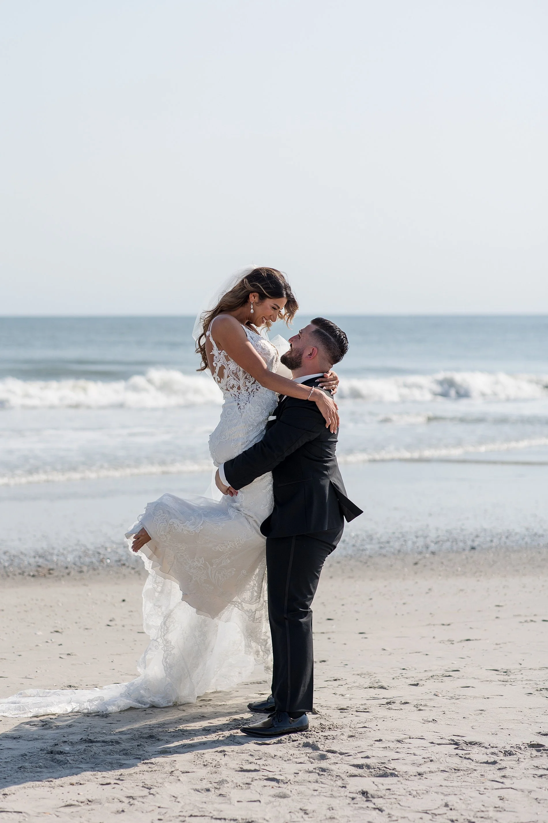  romantic wedding photos on the beach  