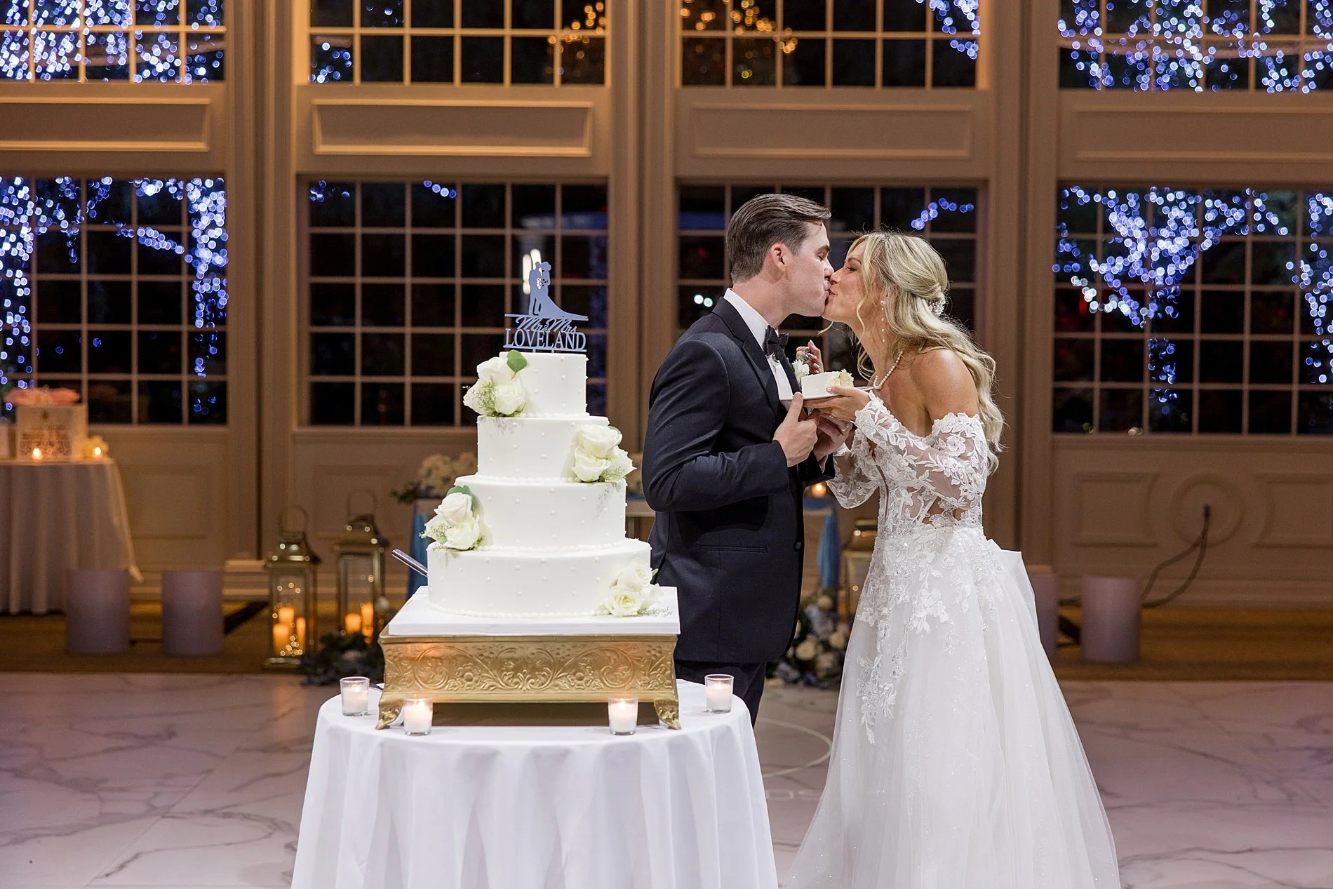  newlyweds kiss at cake cutting  