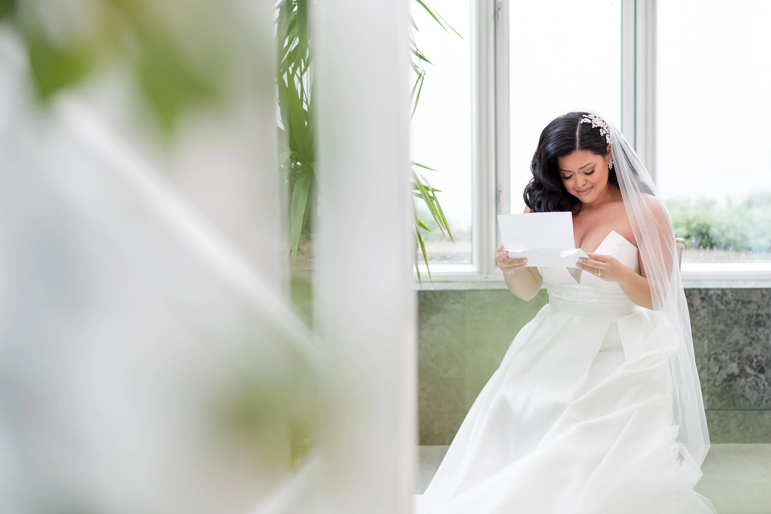 Bride reading letter photo by Jessica Anne Photography, New Jersey Wedding photographer at The Park Savoy Estate in Florham Park, NJ