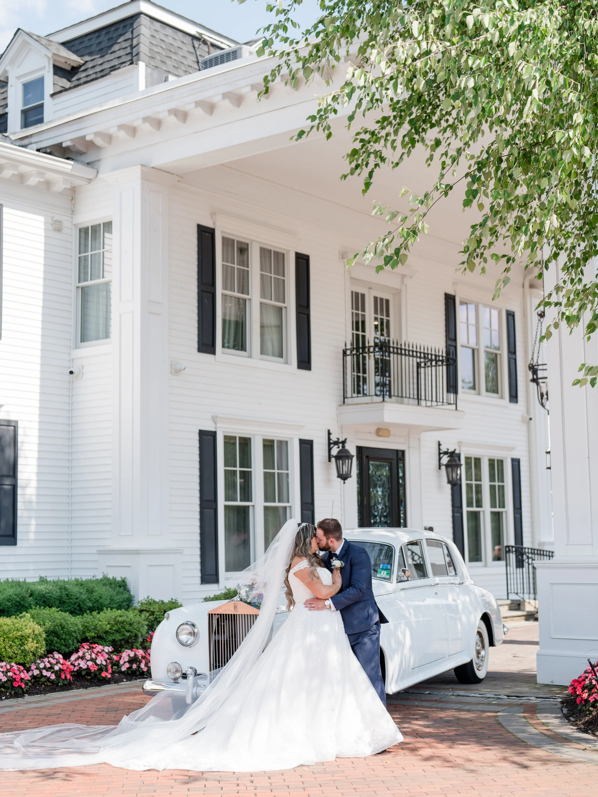 Vintage car wedding photo with bride and groom kissing. Taken at The Park Savoy Estate in Florham Park, NJ by Jessica Anne Photography