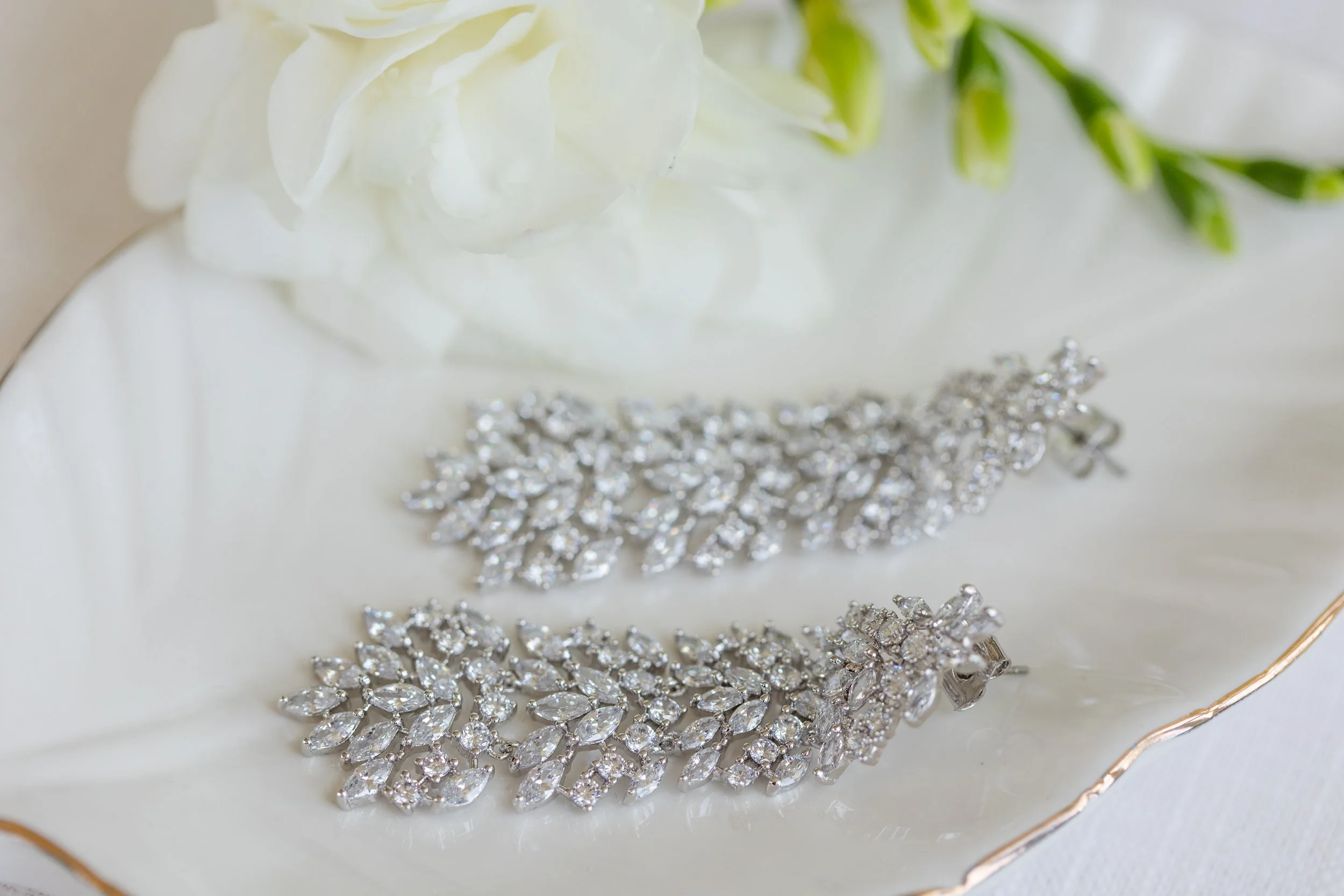 Bridal hair clips photo by NJ wedding photographer, Jessica Anne Photography