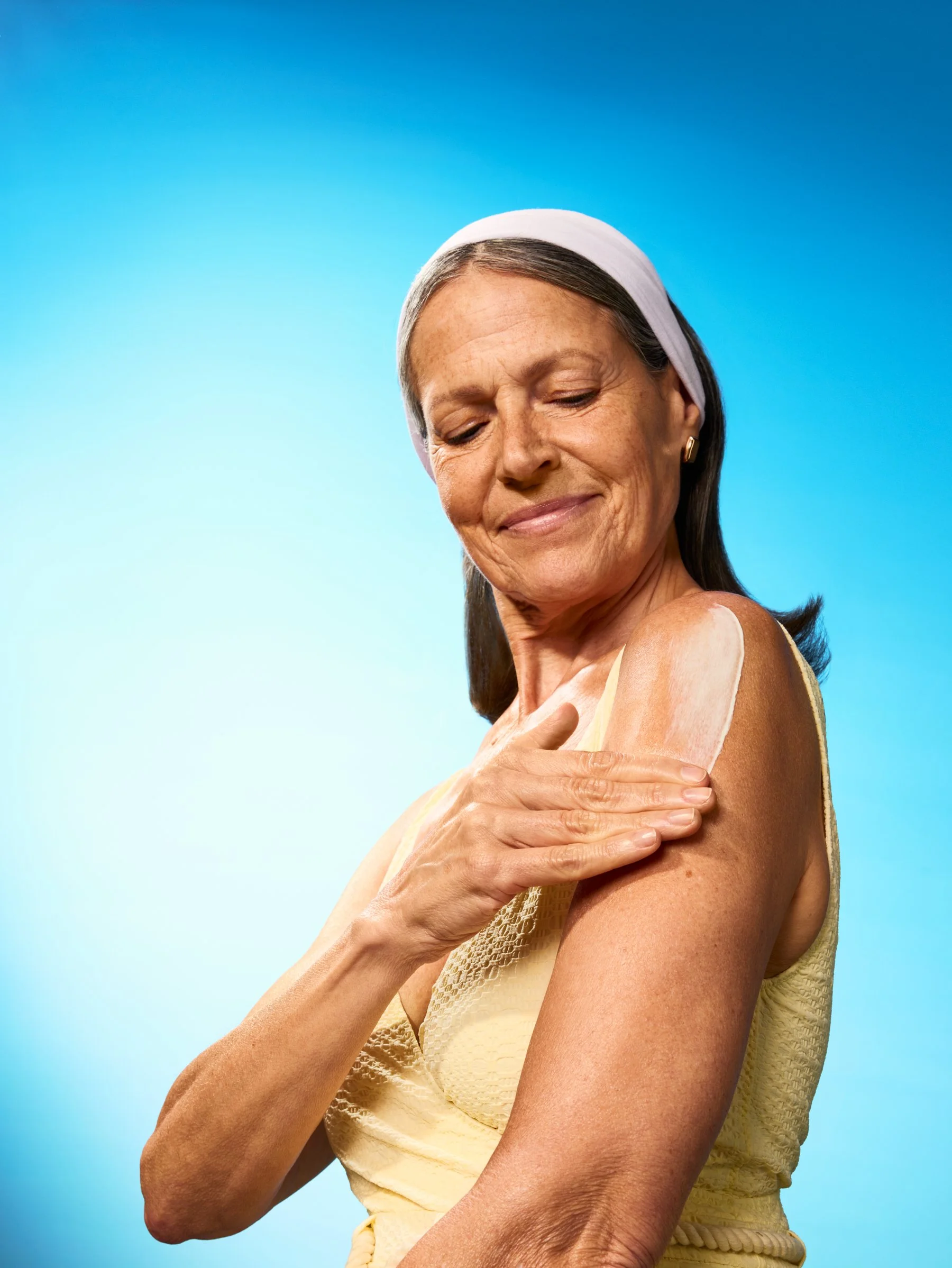 cerave_Sun_FaceBody_ApplicationShot_Sylvia_25_social_still_4x5.JPG