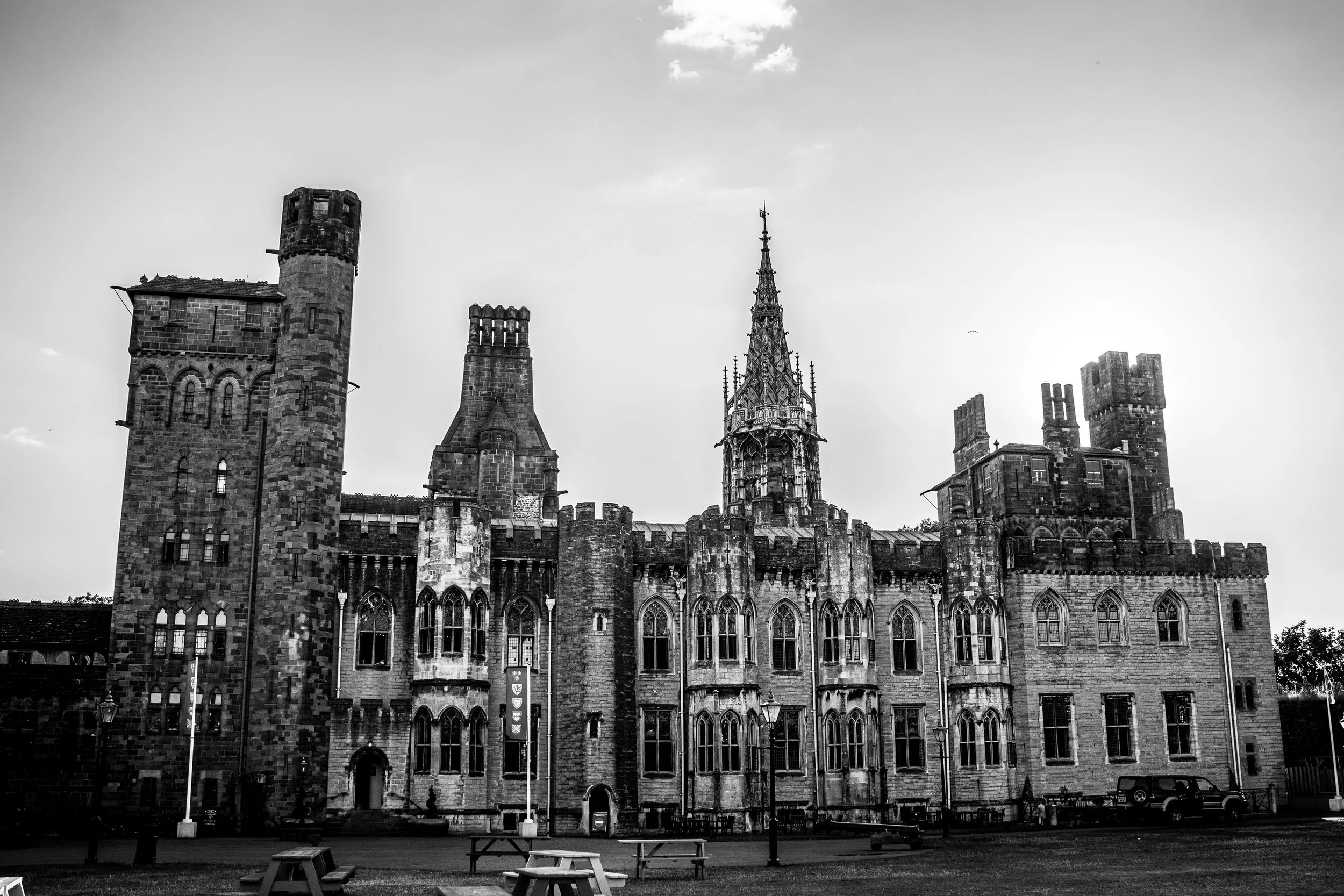 cardiff-castle-building-black-and-white.jpg