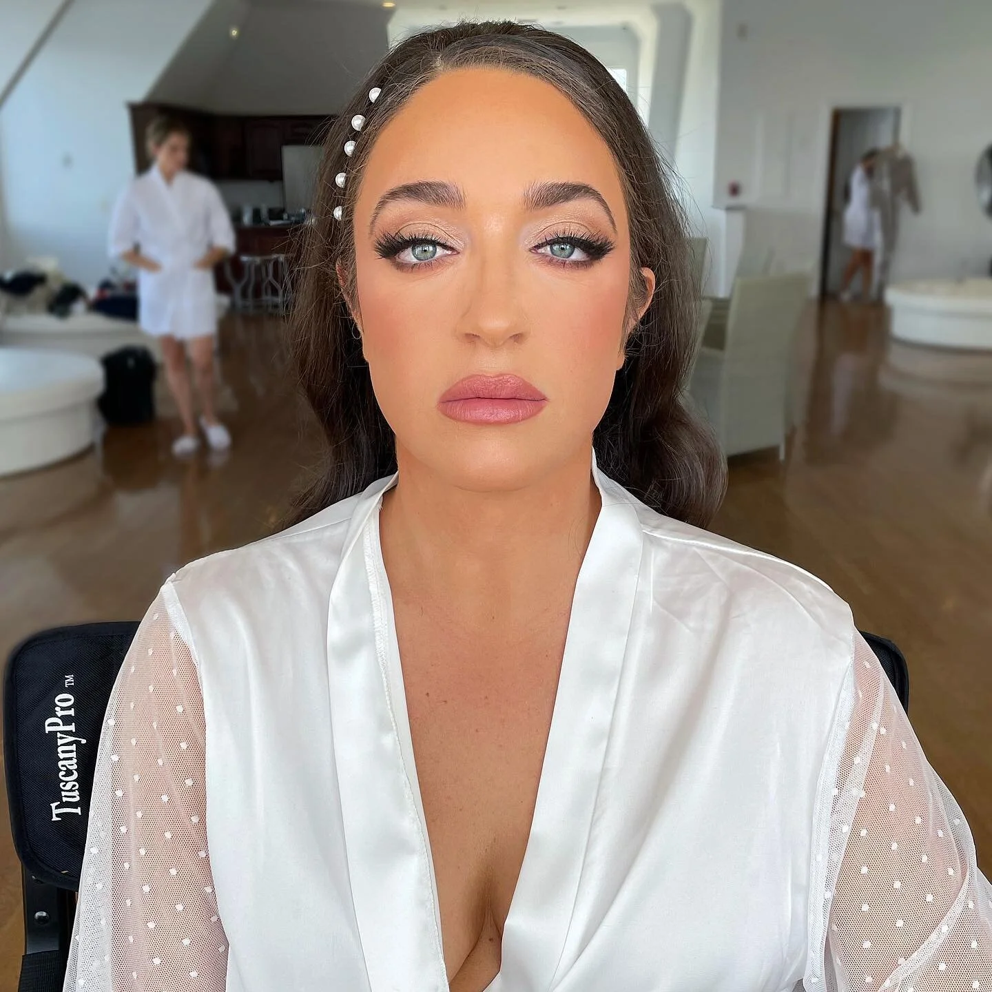Look at those eyes! 😍 We went with soft smokey bronze tones with a subtle cat eye for the big day. What do you think?! 💕
&bull;
Hair by the amazing @rhodeislandweddinghair