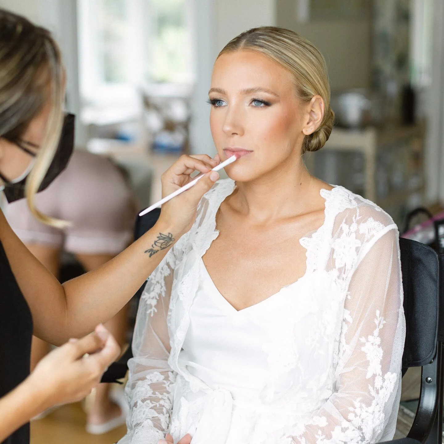 When I saw these images of my beautiful bride @mel_sierra I literally gasped! 😍 Mel is one of the nicest brides I have ever had and was such a joy to be around. It was a pleasure doing this beautiful soft, romantic, glam on her 🥂 
&bull;
2022 is al